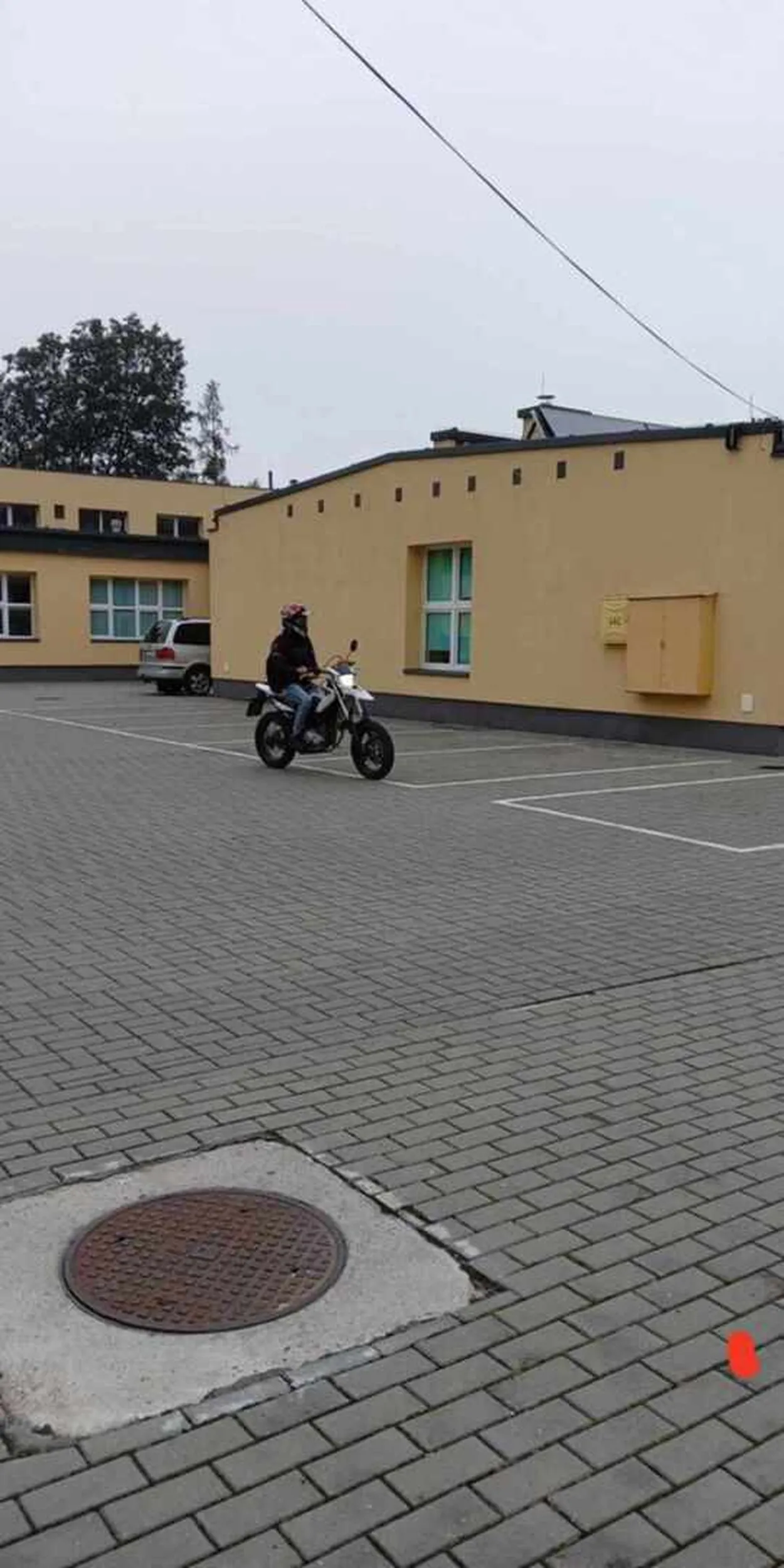 Policja powinna zabrać mu prawo jazdy wyprzedza na przejściu dla pieszych i przekracza prędkość w terenie zabudowanym nie pozdrawiam kierowcy.