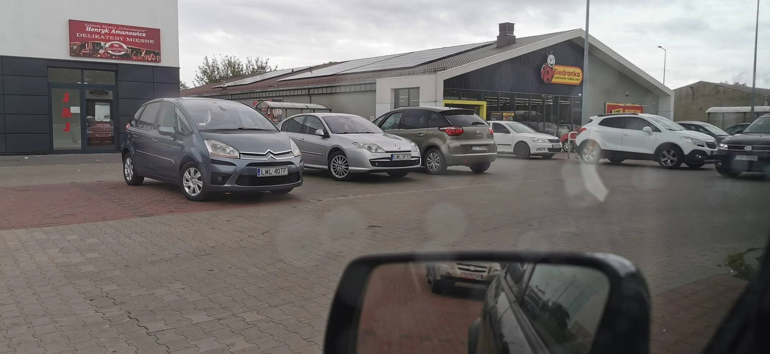 Pół parkingu puste A ten parkuje w przejeździe