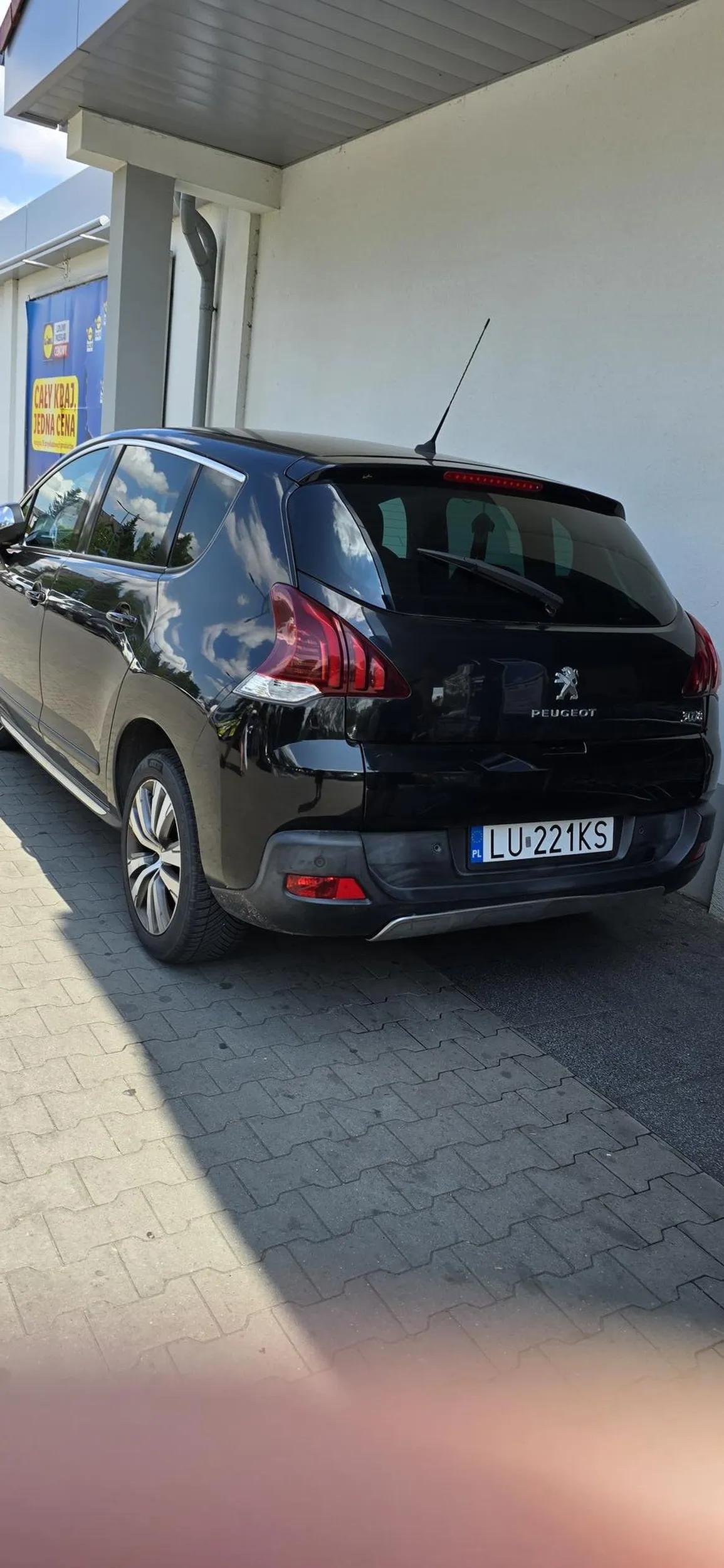 Parking pusty, ale trzeba stanąć pod sklepem. Było do środka wjechać...