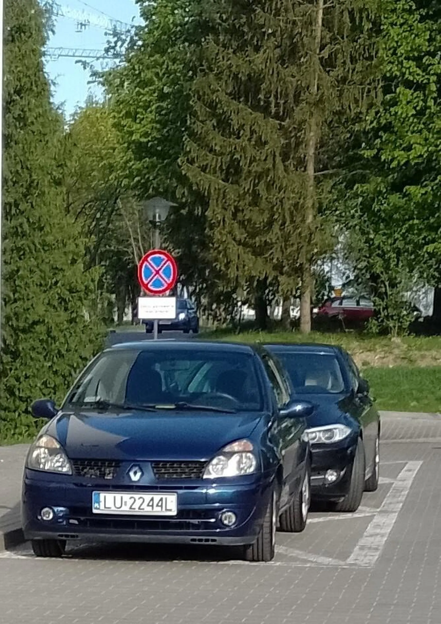 No jak pięknie udało się zaparkować pod samymi drzwiami i na zakazie XD