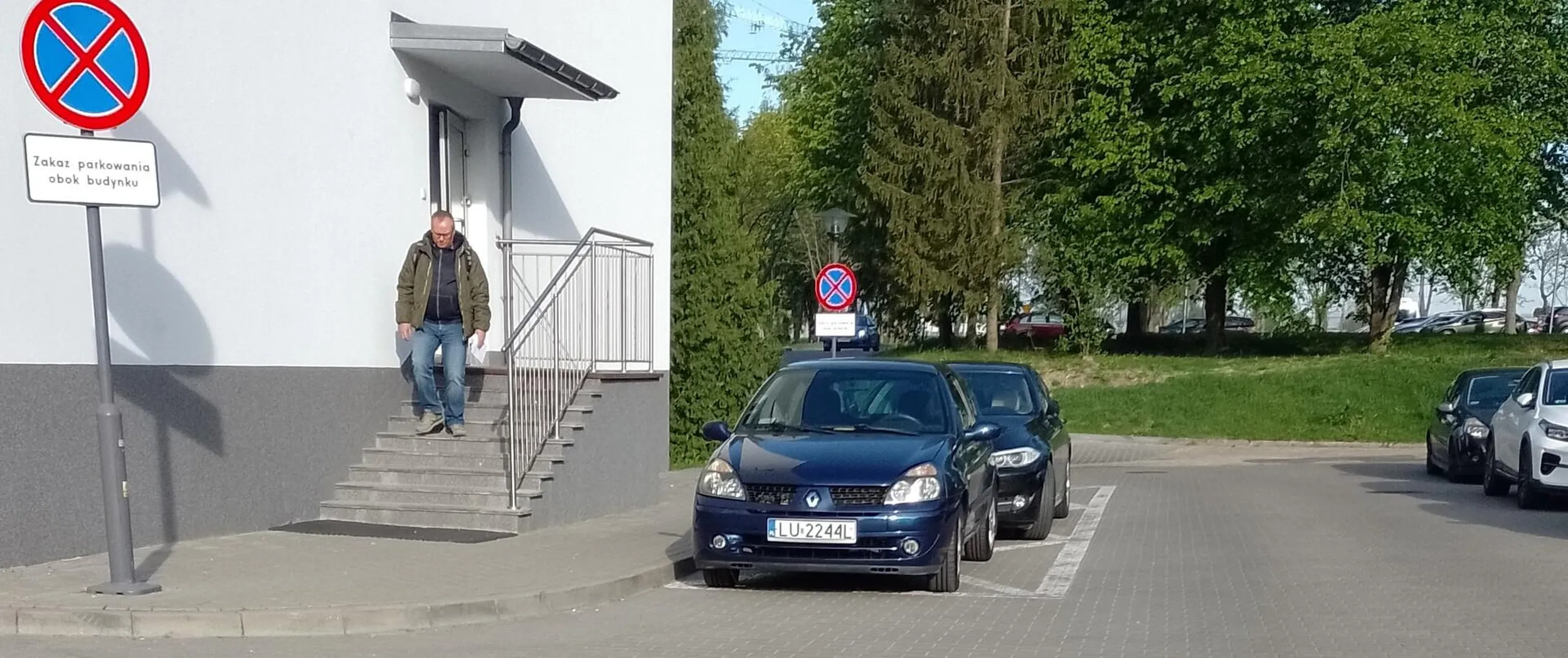 No jak pięknie udało się zaparkować pod samymi drzwiami i na zakazie XD