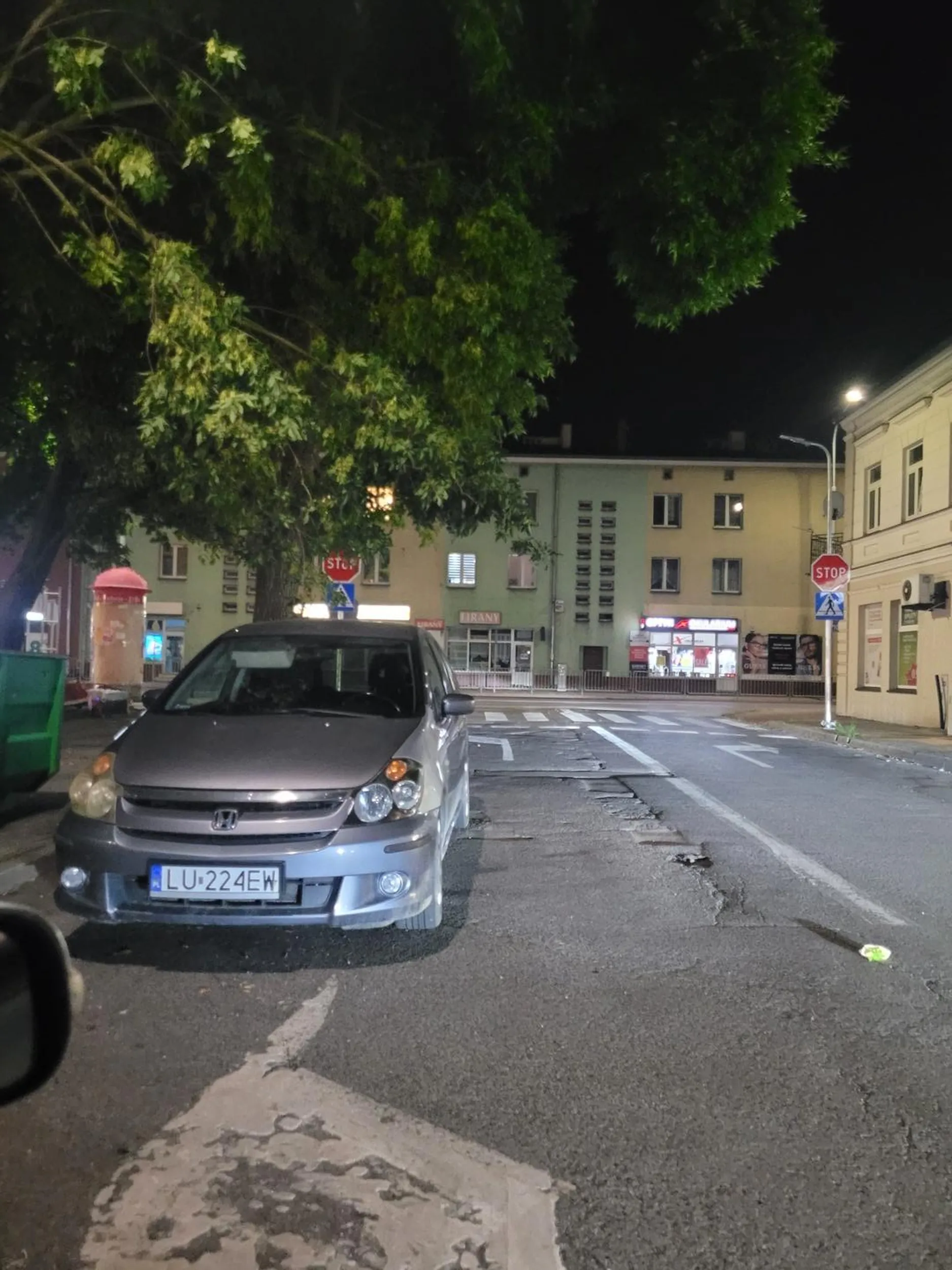 Gratuluje, parkowanie pod prąd na pasie do skrętu w prawo, na drodze jednokierunkowej