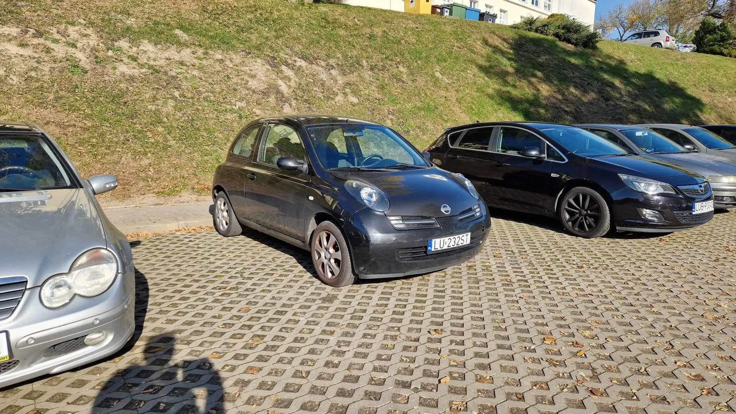 witam żenada tak stawać perfidnie żeby inni studenci nie mogli stanąć ani z lewej ani prawej strony... a na zwrócenie uwagi odpyskował że on tu na chwile i nie będzie sie 10 minut ustawiał jak nie umiesz parkować to zostań w domu !!