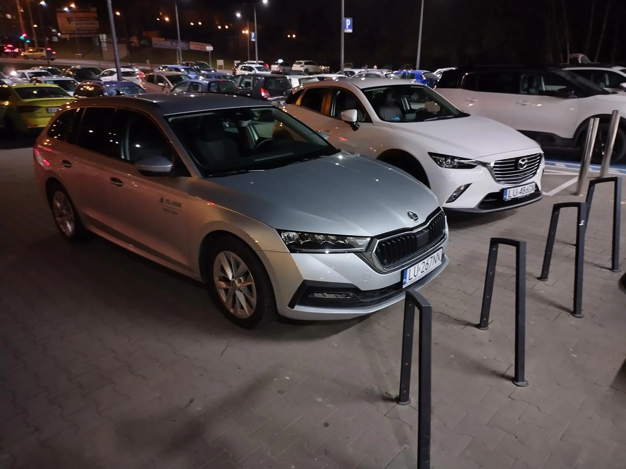 Durnie i chamsko reprezentuje swoją firmę. A rowerzyści nawet nie mają gdzie przywiązać roweru. Taka firma jaki kierowca...