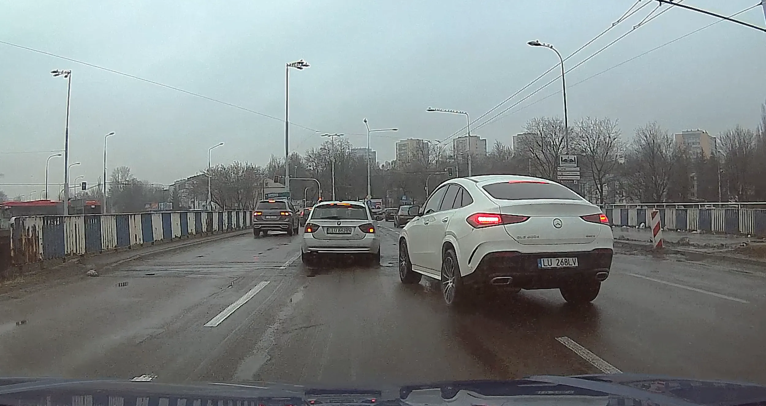 No i gdzie się tak śpieszymy? Warto było się wpychać przed zderzak, dosłownie cudem unikając wbicia się w beemkę z przodu? Warto było przez kolejne 10 minut jechać zygzakiem zmieniając pasy co 3 sekundy? No chyba niekoniecznie skoro i tak spotkaliśmy się po drugiej stronie miasta. Chyba jednak ten 326-cio konny diesel to troszkę za mocny dla jegomościa.