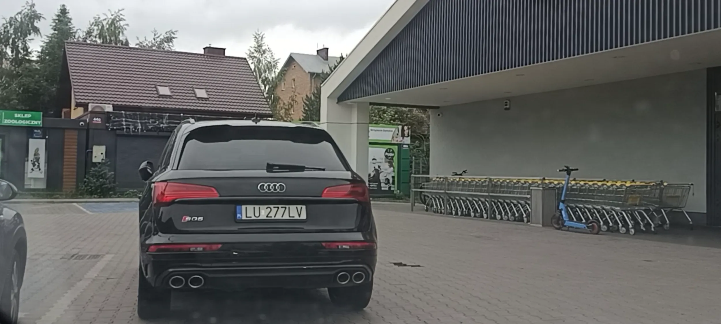 Biedak z tego złoma po powodzi parkuje na przejeździe przed wyjściem zamiast na wolnych miejscach parkingowych pod Biedadronką