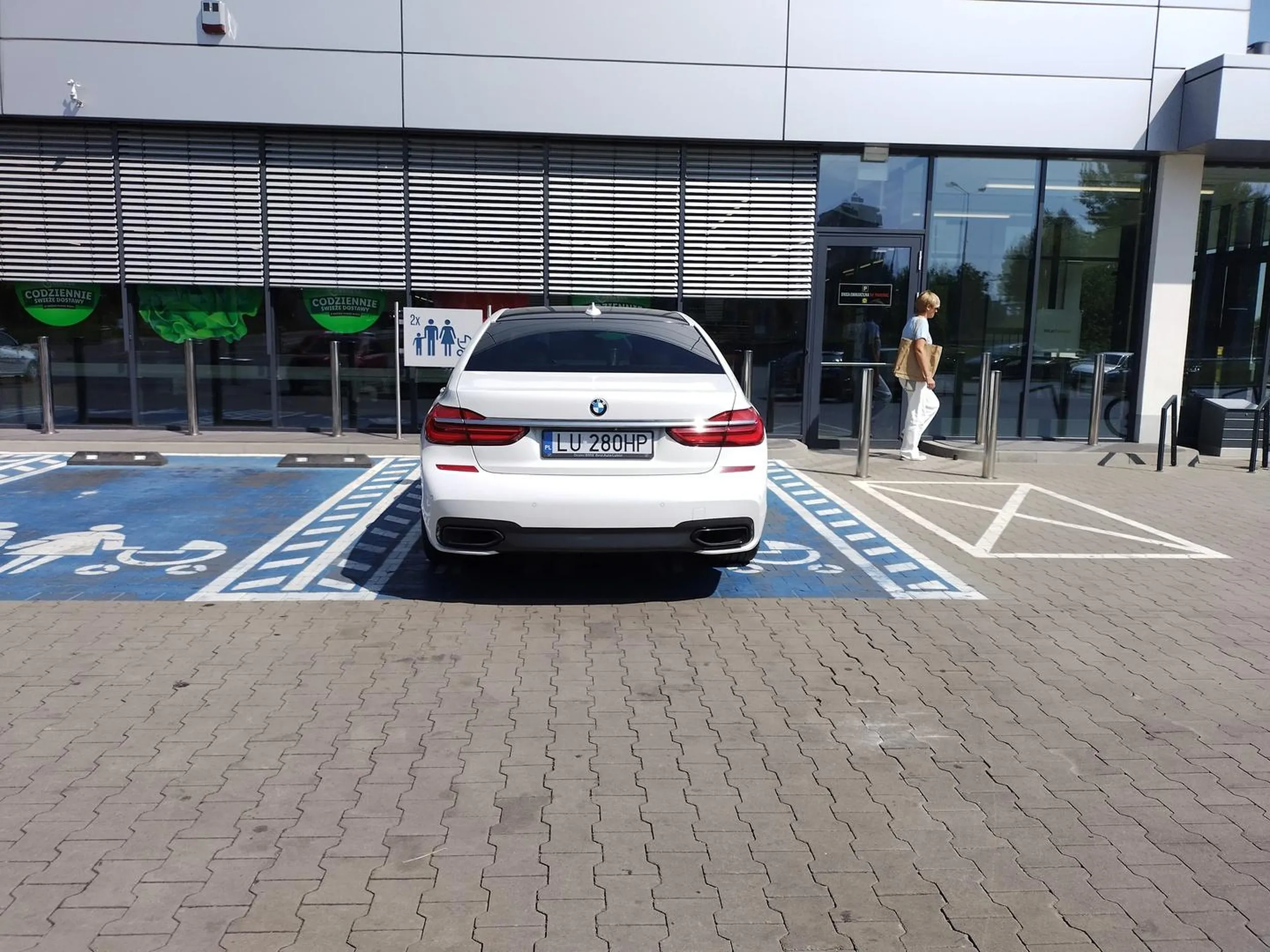 Cały parking wolny. Ale marka zobowiązuje. Przyjechał Seba z Kariną i se zaparkowali na miejscu z dziećmi. Ale Seba nie wie skąd się biorą dzieci, więc ich nie ma. Karina też nie miała, ale dumny Seba zaparkował bo miał ciążę spożywczą. Żal ludzi.... Bo paru metrów nie przejdą....