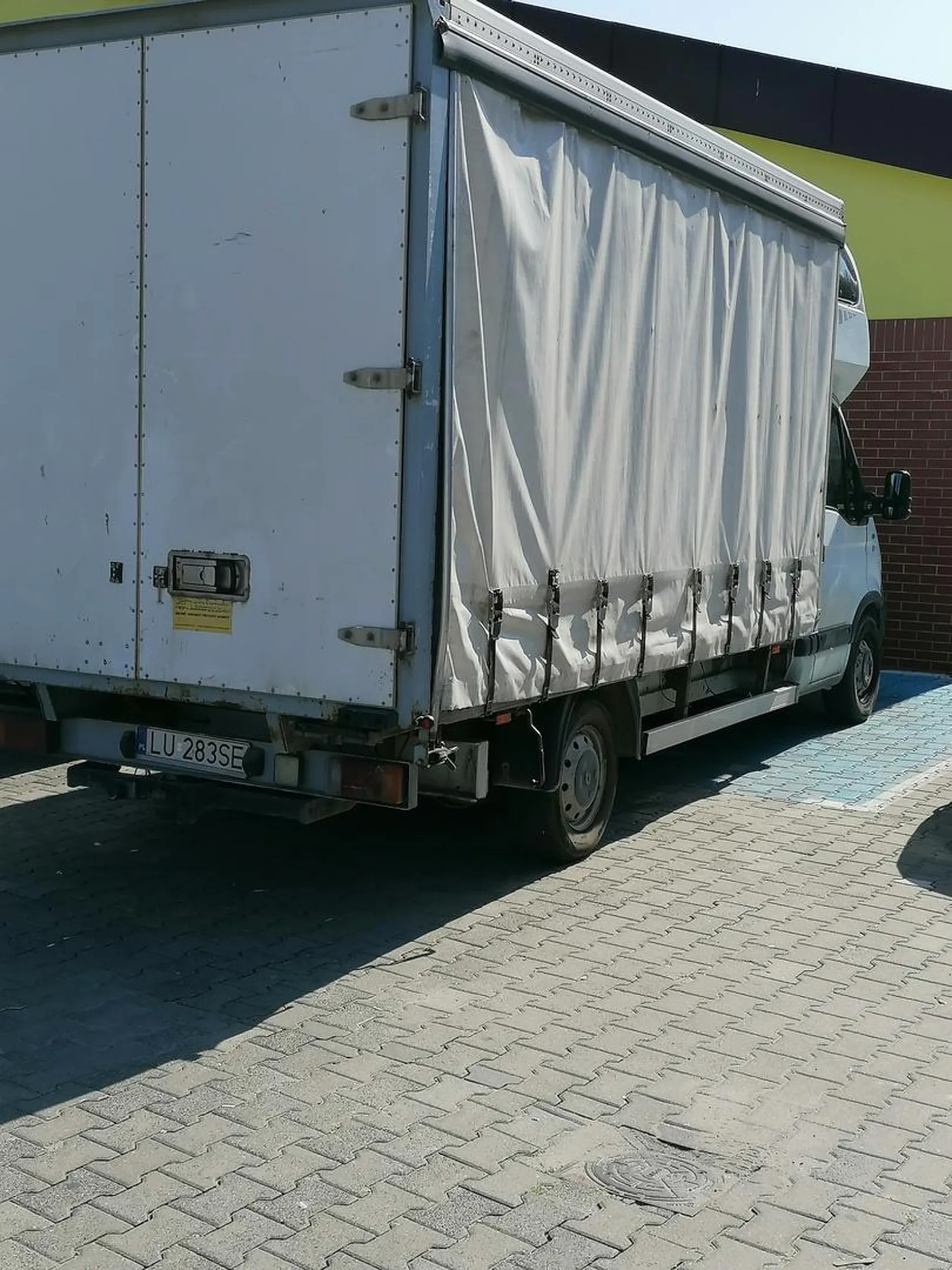 Tak się Panu spieszyło do sklepu a niepełnosprawny musiał stanąć dalej.