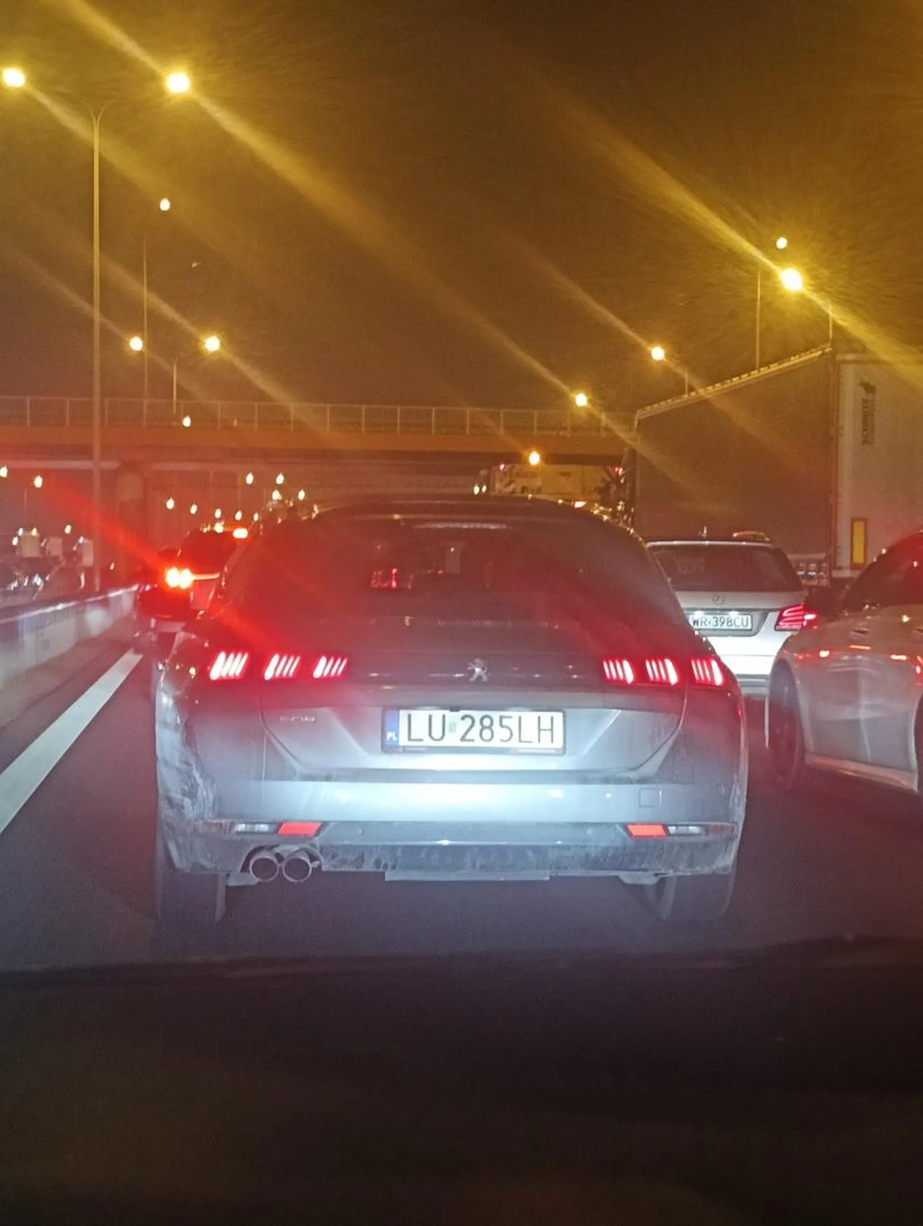 27.11.2024 około 18:45 na A2 pod Warszawą kierowca zachował niesamowity profesjonalizm. Gdy ze 150 musieliśmy zatrzymać się do zera widząc, że nie wyhamuje odbił trochę do wewnętrznej strony pasa robiąc mi miejsce. Dziękuję serdecznie kierowcy i Polskie drogi byłyby piękniejsze gdyby takich osób było więcej.