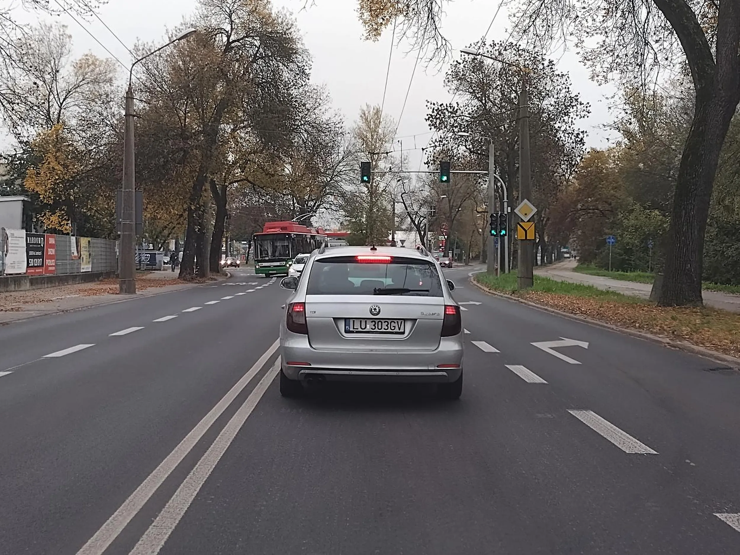 Panisko z tego zużytej skody pokazuje jakim jest chamem i mu to bardzo dobrze wychodzi!!!! Zrób chłopie remont Teo gruza bo naprawdę nikt nie chce wąchać tego smrodu i chmury czarnego dymu!!!!