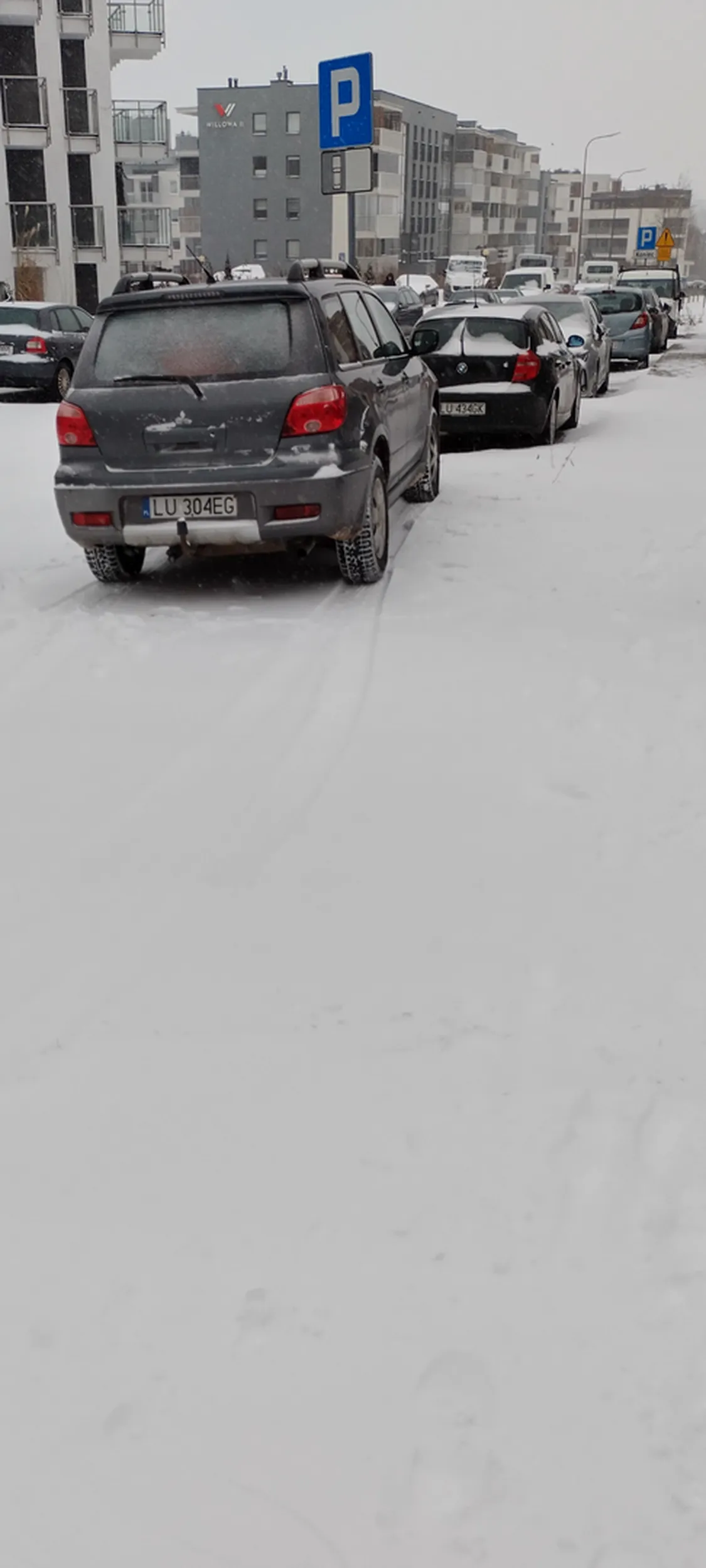 Bystrzak który wygrał prawko. Bo tak zaparkować na trawniku i to w dodatku przed znakiem parkingu to trzeba być prawdziwym idiotą!!!