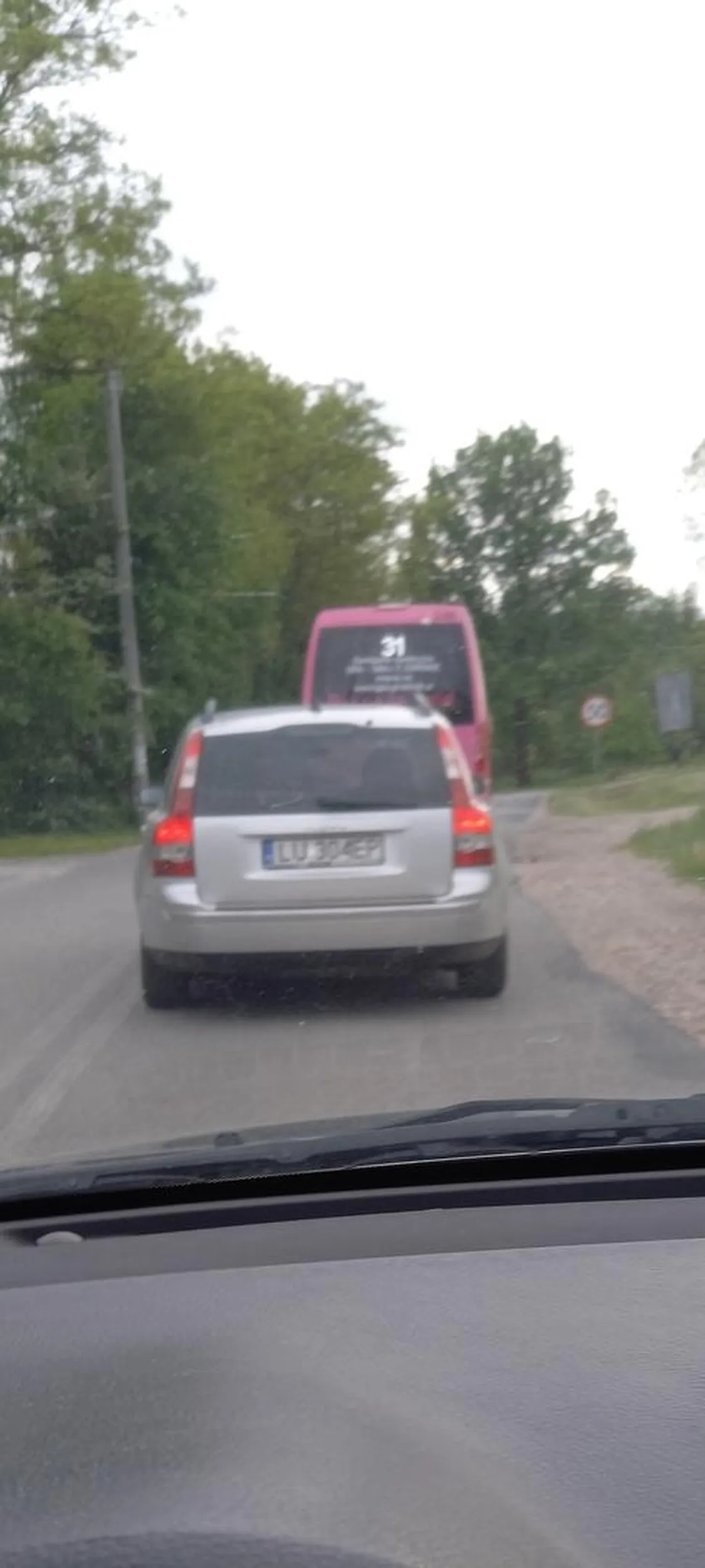 W terenie zabudowanym ponad 80km/h, wyprzedzanie na podwójnej ciągłej, na zakręcie. Pan mimo znacznego wieku niedojrzały i nieodpowiedzialny. A spieszył się po kwiatki do Skuł.