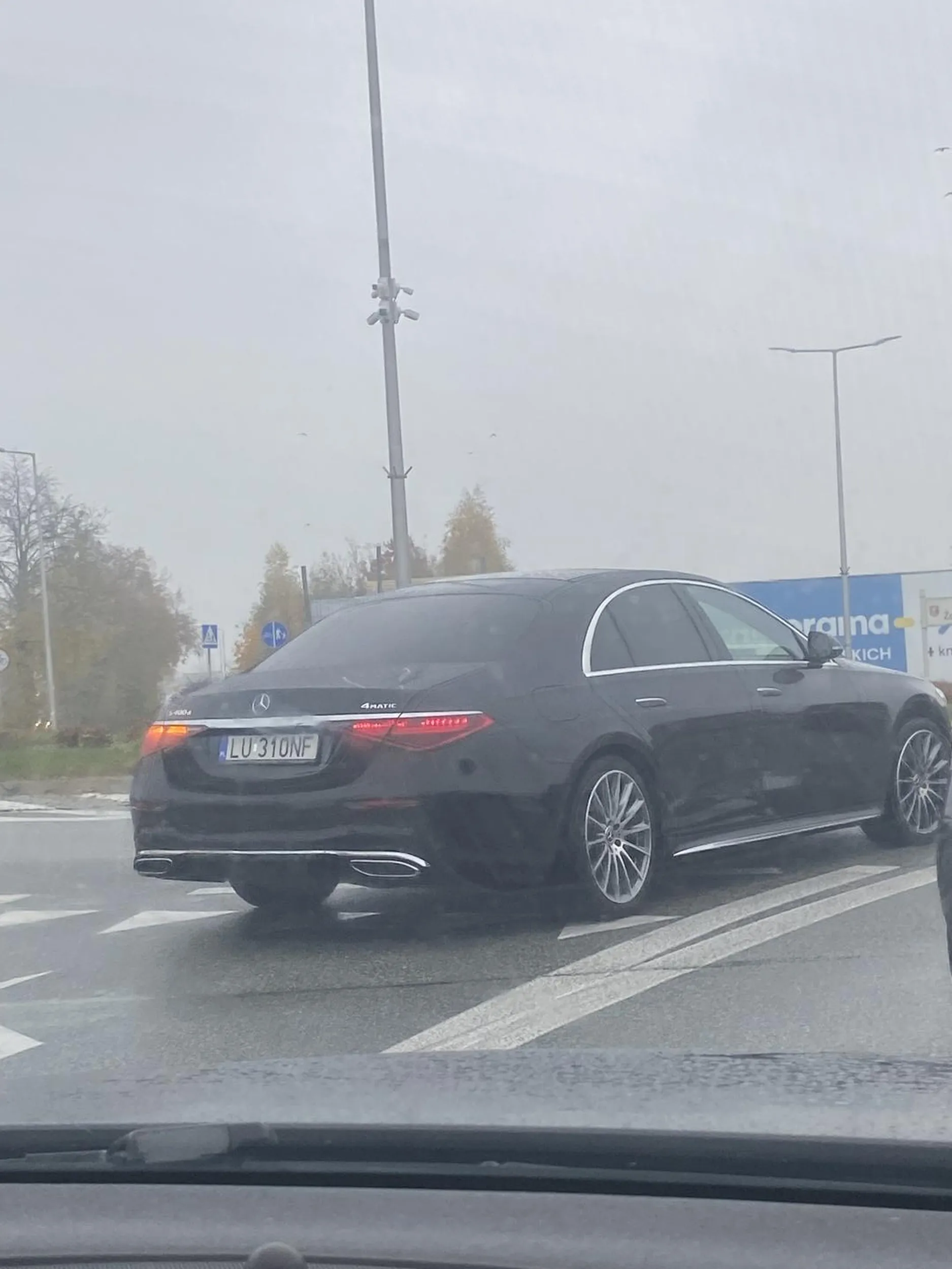 Kobieta kierująca pojazdem prawie spowodowała kolizję dwukrotnie. Zamiast skupić się na jeździe, była zajęta grzebaniem w telefonie.