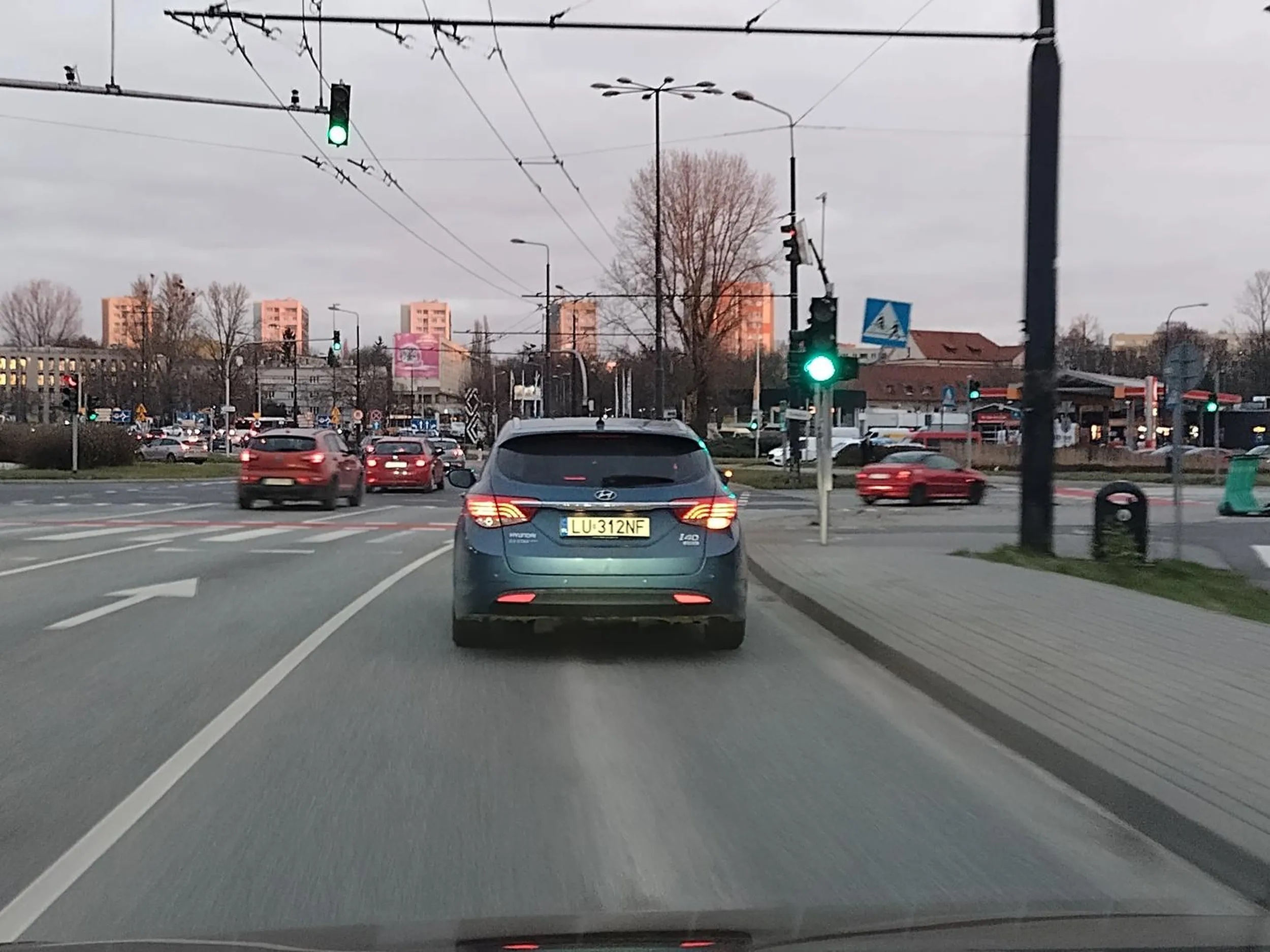 Babcia która potrafi tylko wciskać gaz w podłogę. Wyprzedza na przejściu i przekracza prędkość!!!