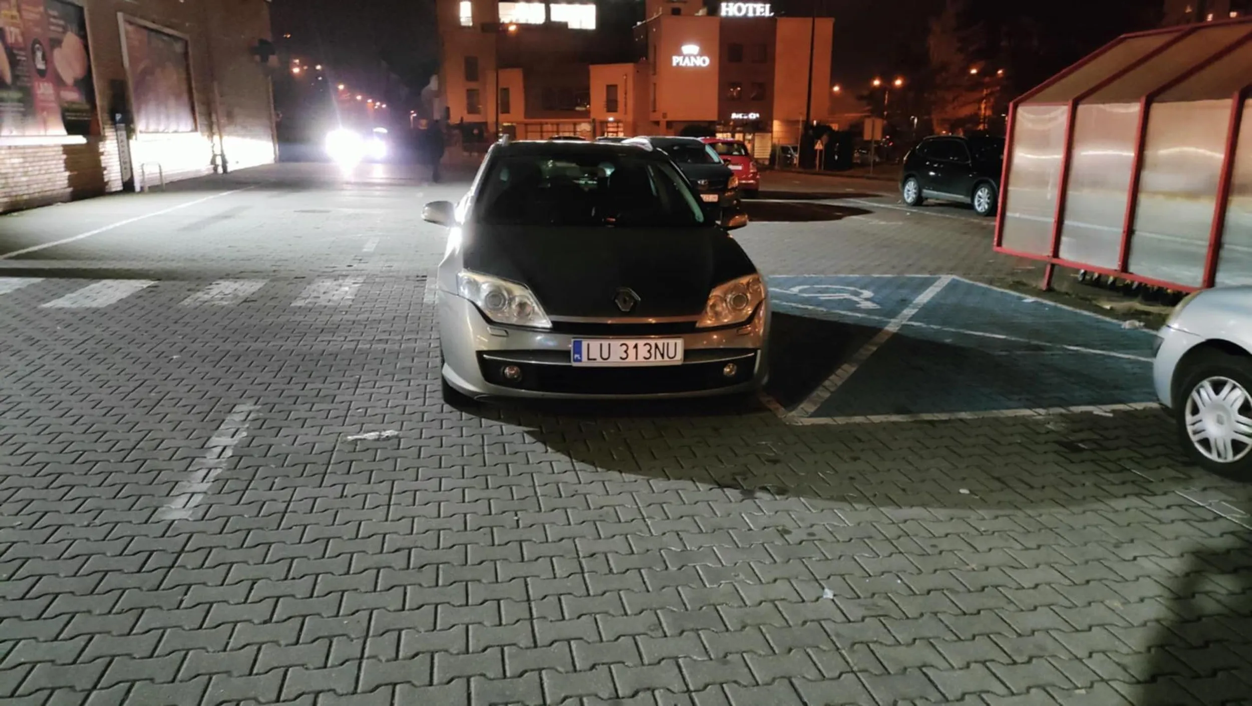 Pełno wolnych miejsc a pan kierowca postanawia zaparkować na przejeździe, blokując jeden pas