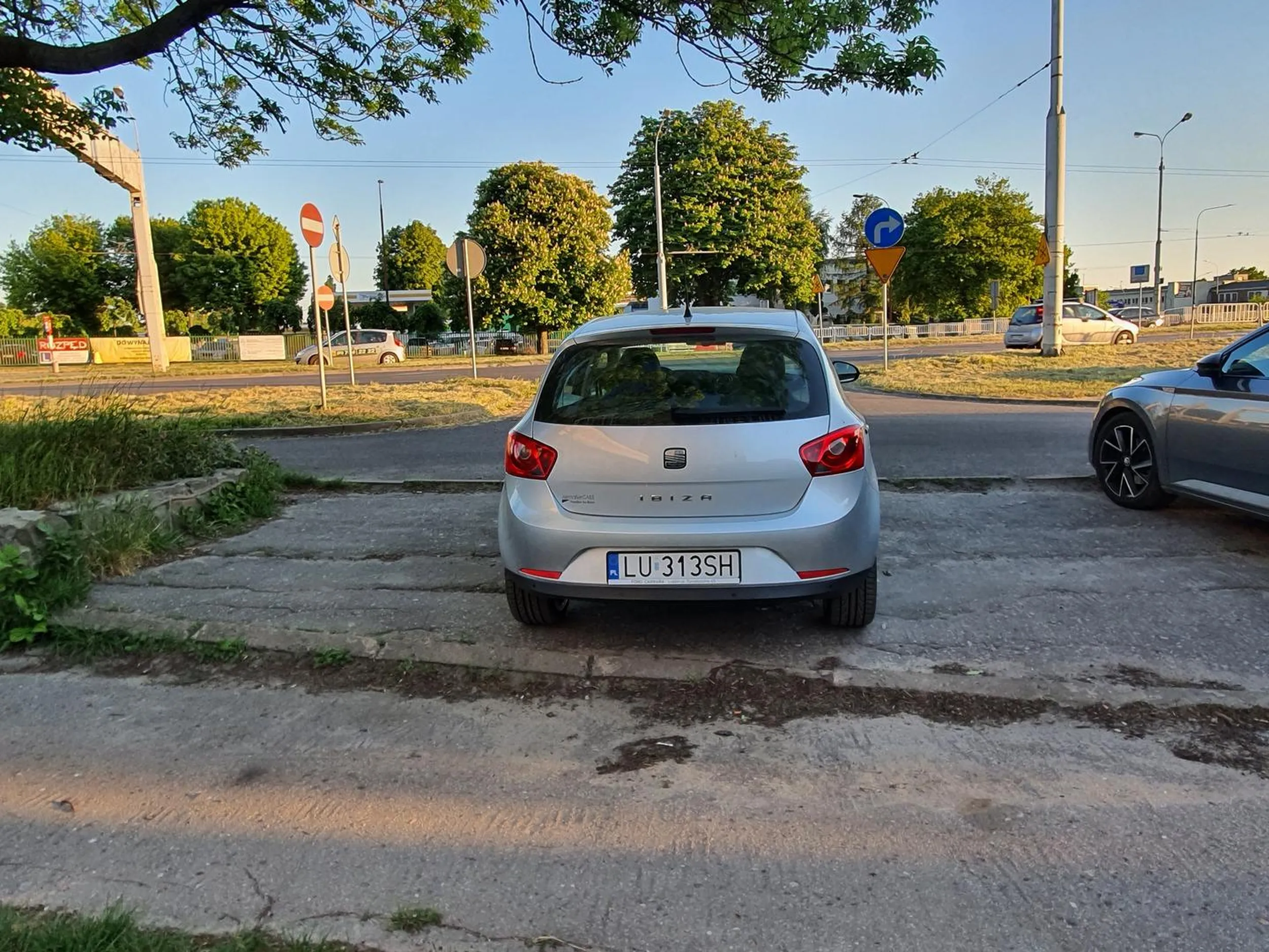 Odebrałeś prawo jazdy wczoraj? Następnym razem pomyśl i stań tak by zająć jedno miejsce, a nie zablokować bezmyślnie dwa. To nie powinno być nic trudnego.