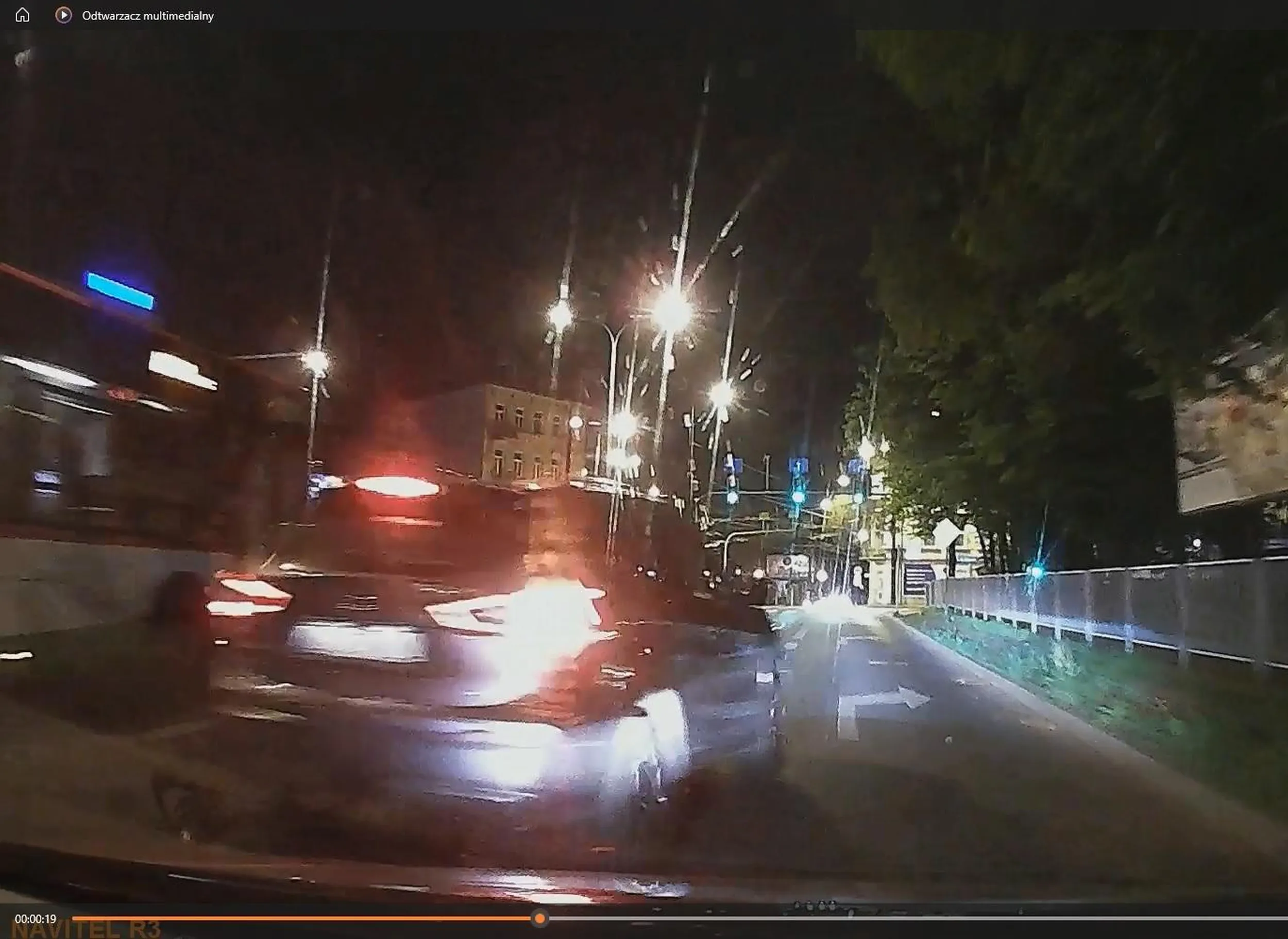 Za brawurową jazdę, poganianie innych kierowców, zajeżdżanie pasa jezdni oraz gwałtowne hamowanie i wulgarny kabaret na środku ulicy dla jaśniepana z SUV-a należy się mandat. Ale niech wystarczy komentarz na pamiątkę, bo szkoda czasu na bicie się z gównem.