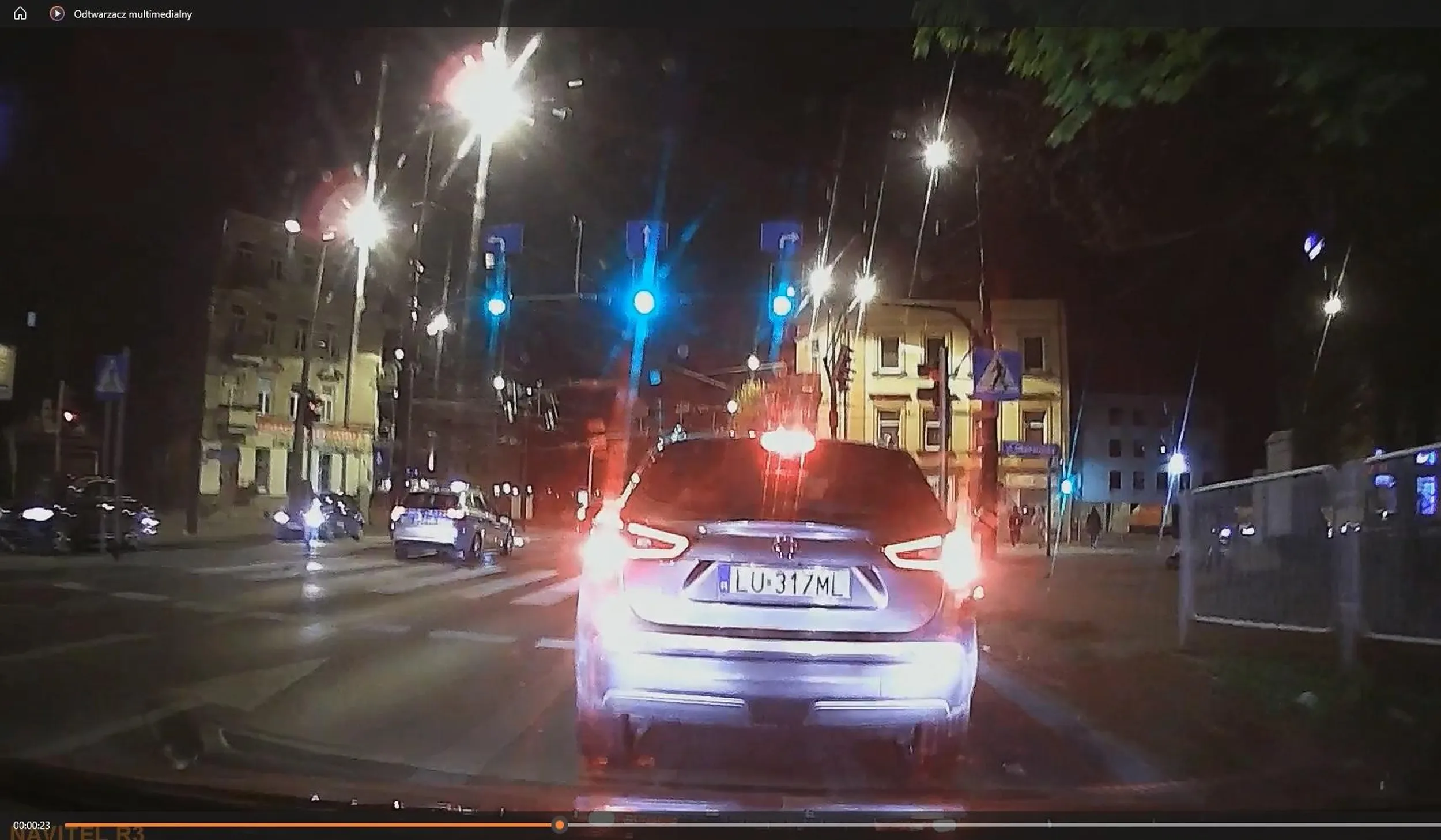 Za brawurową jazdę, poganianie innych kierowców, zajeżdżanie pasa jezdni oraz gwałtowne hamowanie i wulgarny kabaret na środku ulicy dla jaśniepana z SUV-a należy się mandat. Ale niech wystarczy komentarz na pamiątkę, bo szkoda czasu na bicie się z gównem.