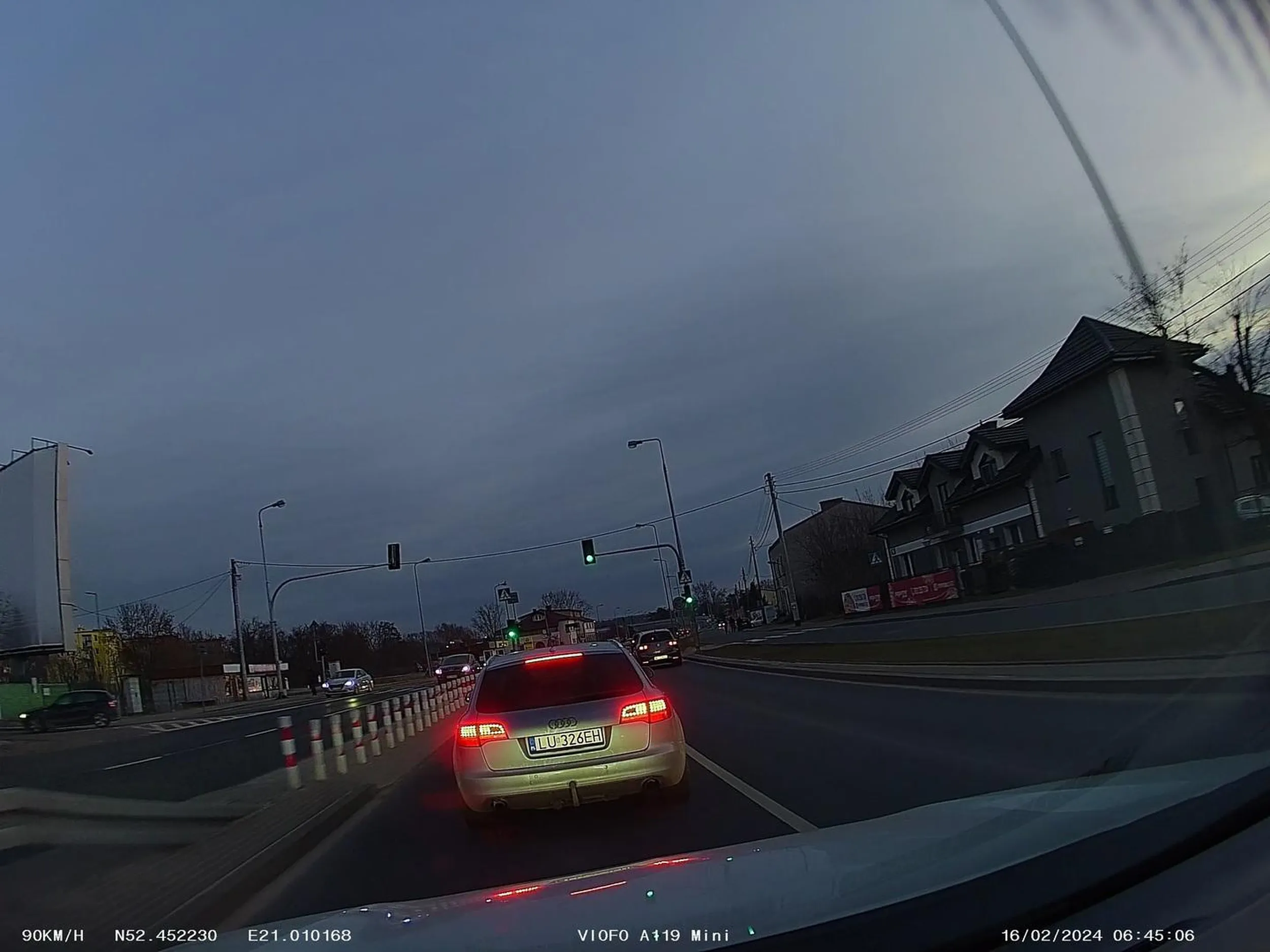 Szeryf lewego pasa przyhamuje bezmyślnie bez powodu. Chamski kierowca, z całym szacunkiem do prawdziwych kierowców. I oczywiście Audi :/