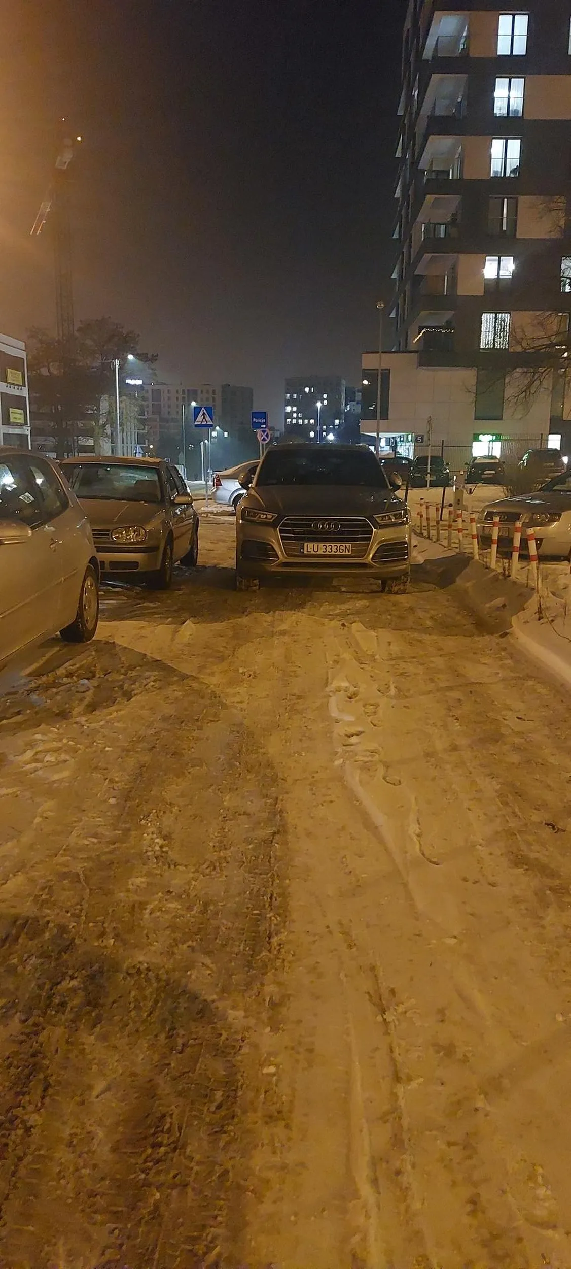 Zablokował cały parking zostawiając auto na wieździe