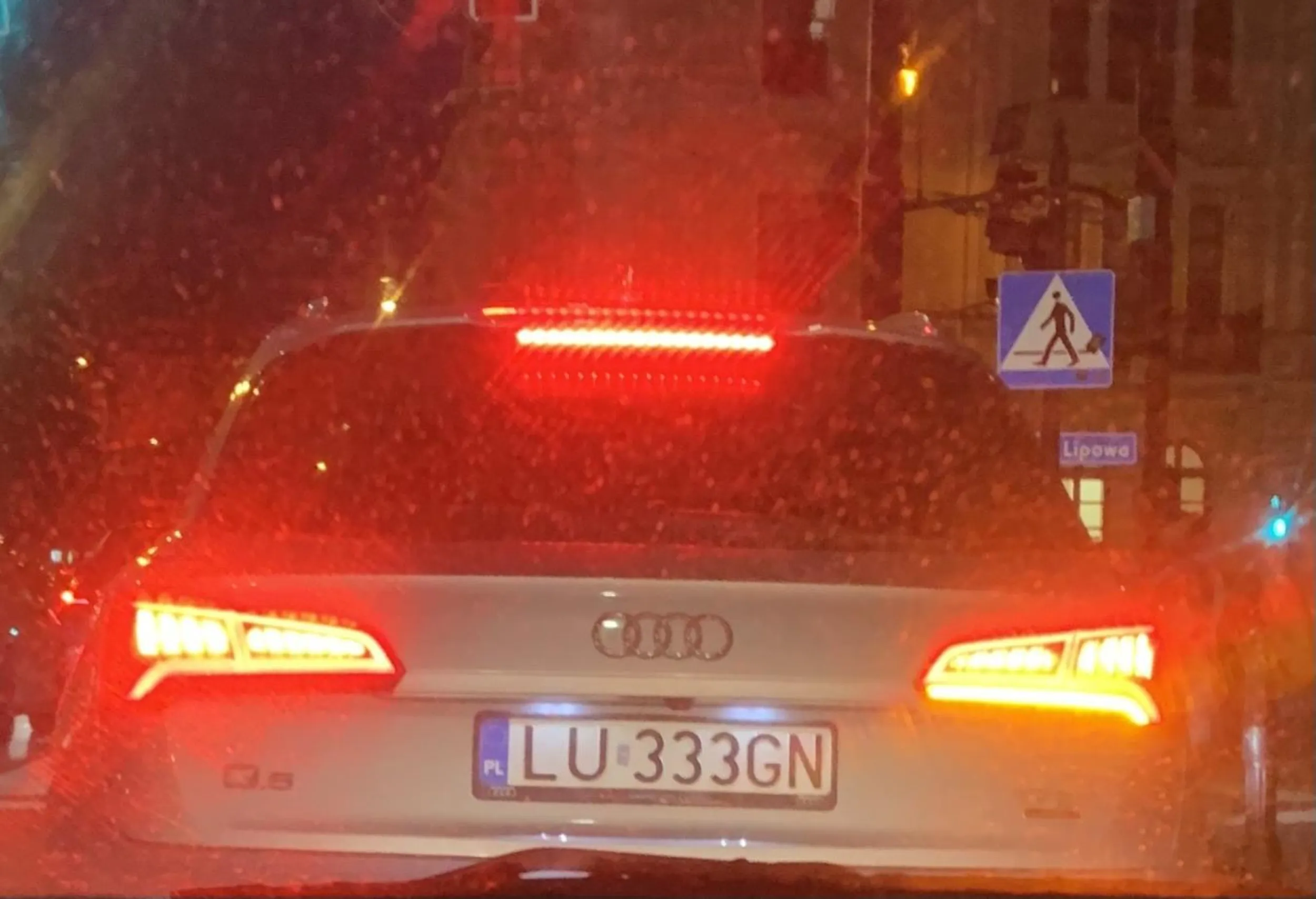 Hamuje nagle w trakcie jazdy mimo że świeci się zielone światło i na spokojnie można pojechać, przyspiesza-hamuje i tak na zmianę (bez przyczyny!). Stwarza zagrożenie.