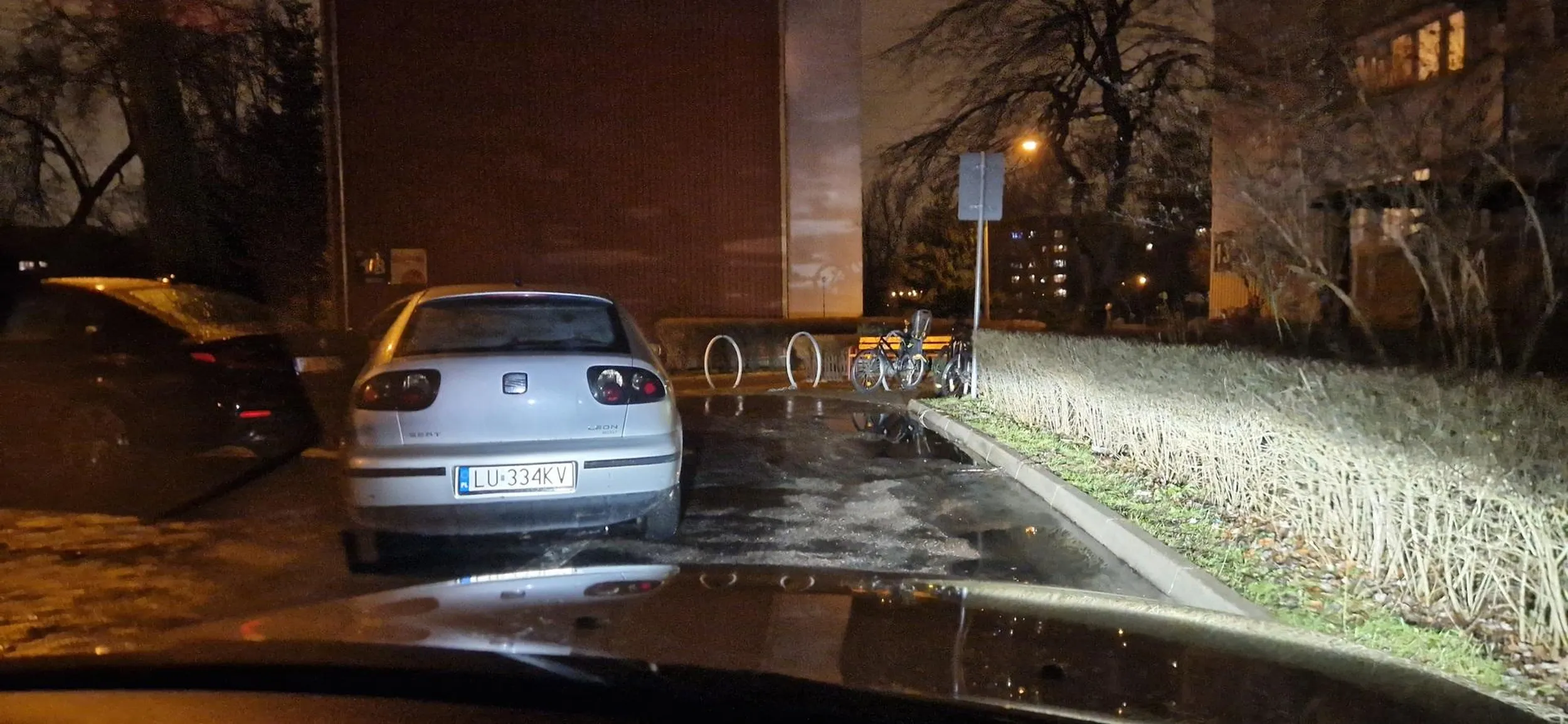 Elegancko zaparkowane, chapeau bas