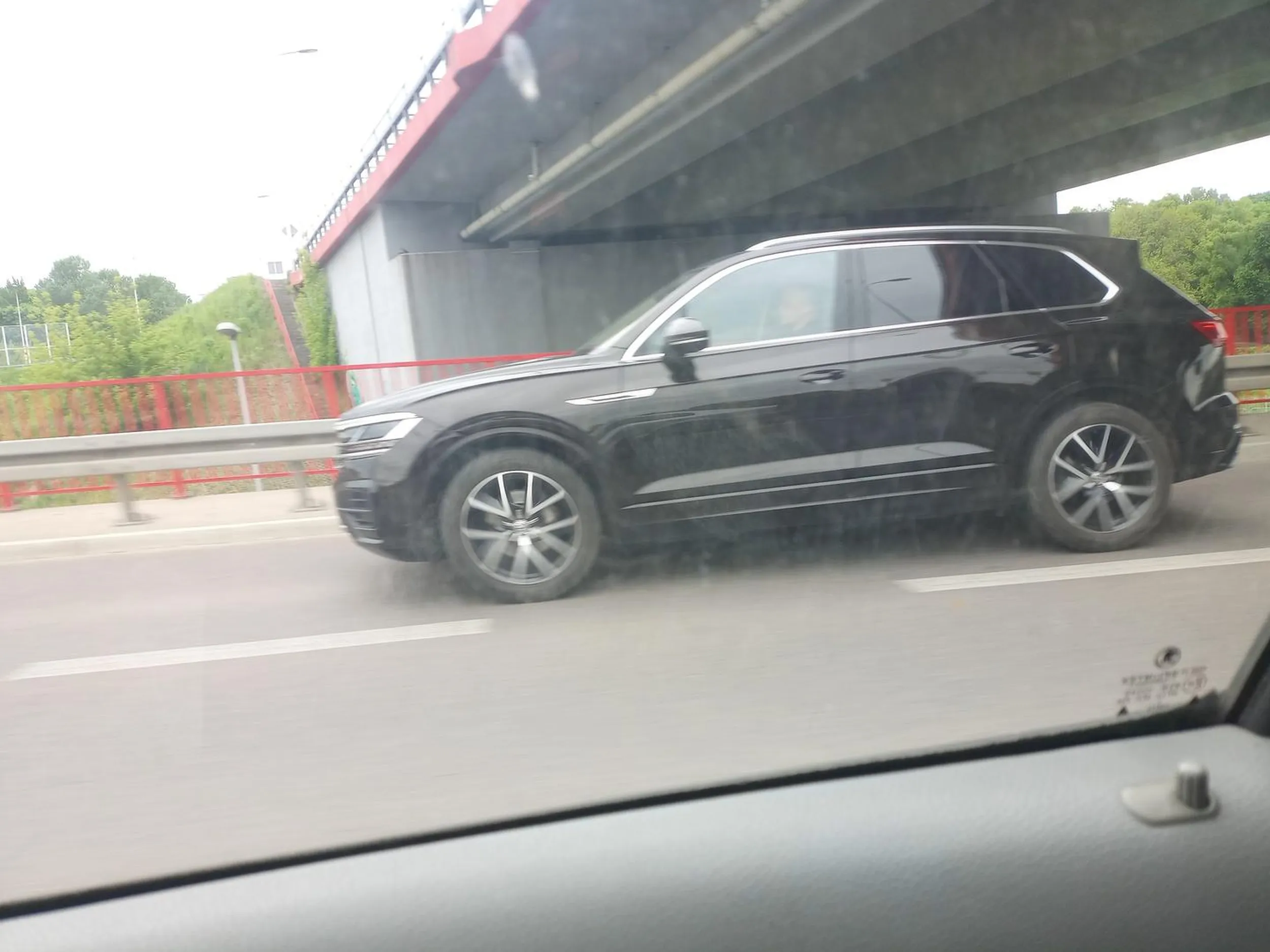 Burak w Touaregu przyspiesza umyślnie w trakcie gdy jest wyprzedzany.