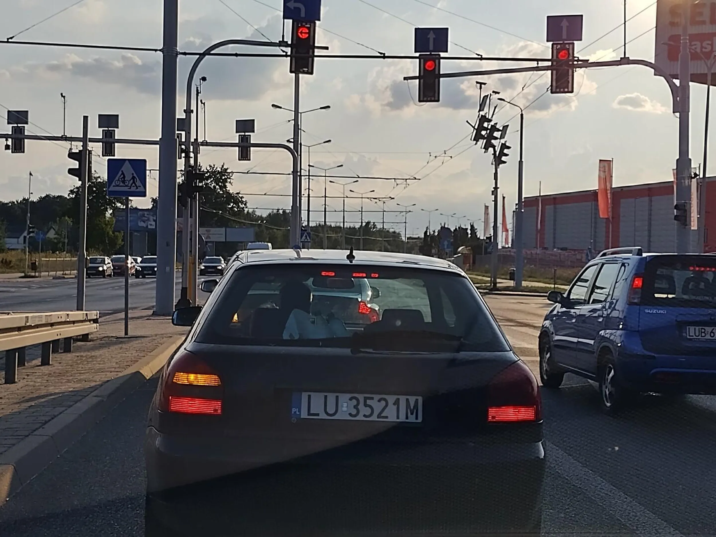 Dzięciole, co ty odwalasz? Każdy jedzie jak człowiek a ty tym gruzem wyprzedzasz z prawej tylko po to by zaraz się wpychać i gwałtownie hamować. A potem stoisz na światłach. Głabie, prawko w chipsach wygrałeś? A po drugie zrób sobie remont. Bo jak przyspieszasz to chmura czarnego dymu za tobą. Co za gownozjad?
