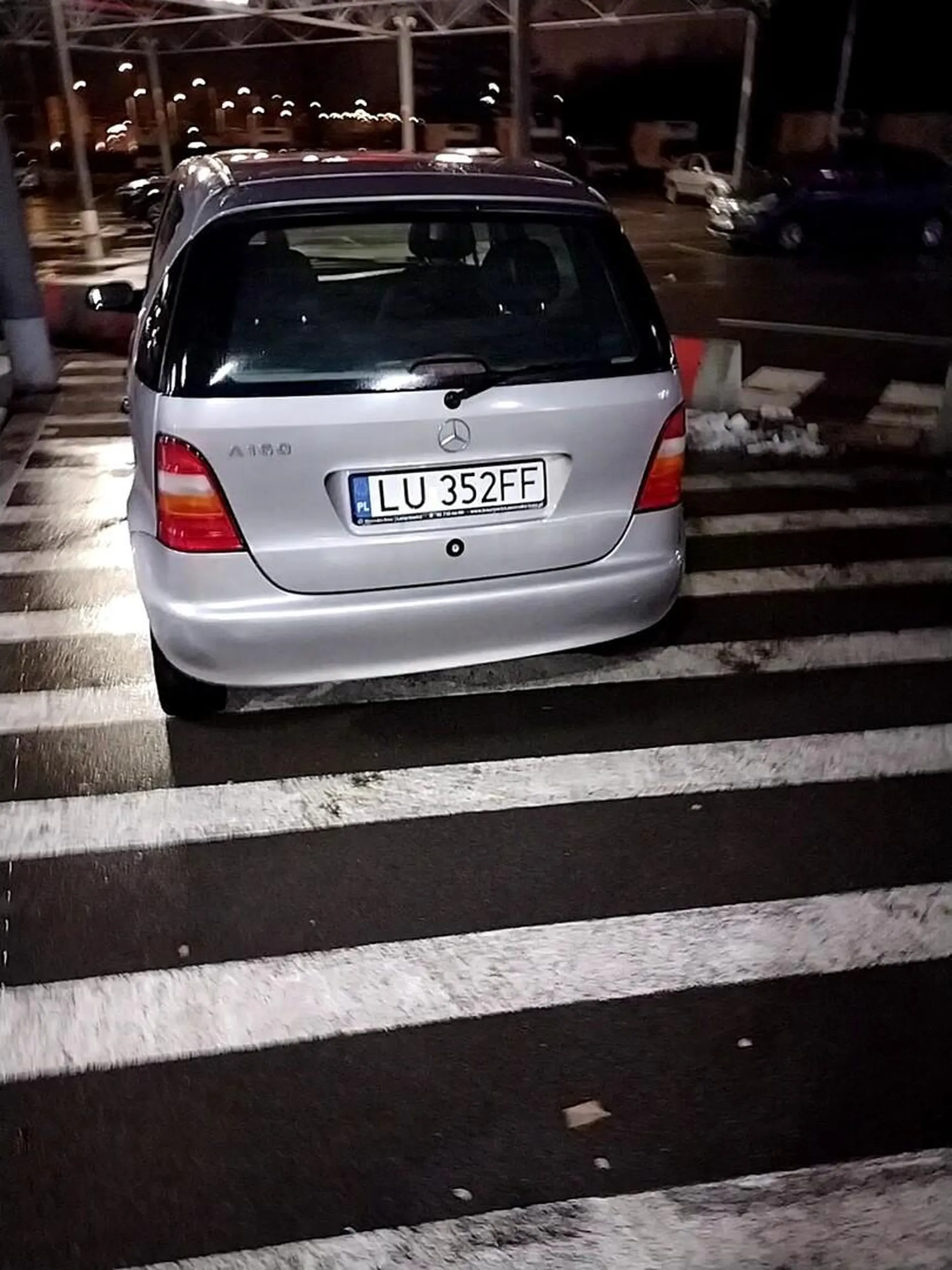 No, kolejny co nie opanował co znaczy powierzchnia wyłączona z ruchu.