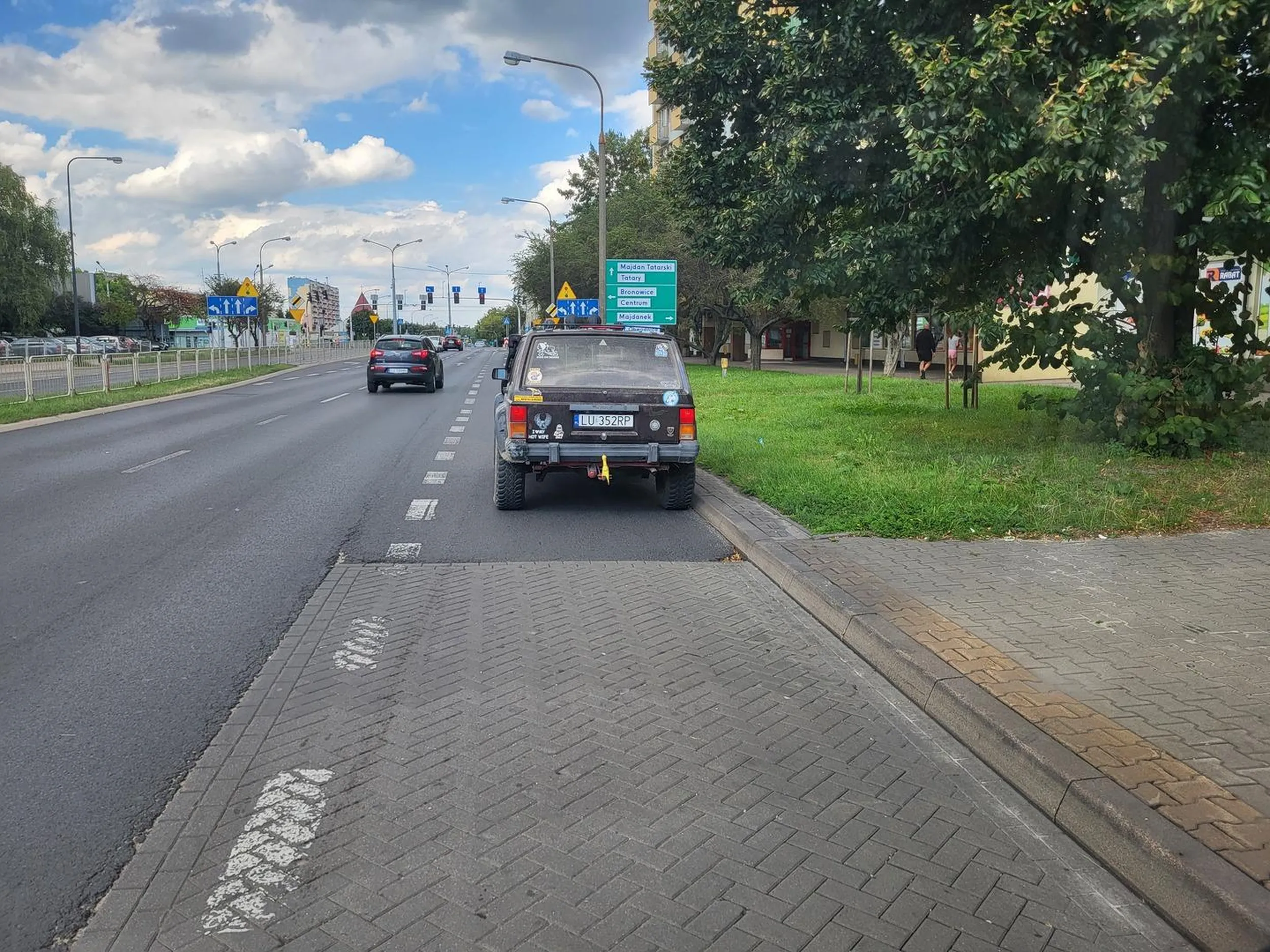 Zatrzymanie na zakazie zatrzymywania B-36 i dodatkowo tuż za zatoką przystankową i tym samym uniemożliwienie przejazdu autobusem na wprost. Autobus musi koniecznie ominąć pojazd wyjeżdżając całkowicie niepotrzebnie na dwa sąsiednie pasy. A wszystko po to, aby zrobić zakupy w Żabce.