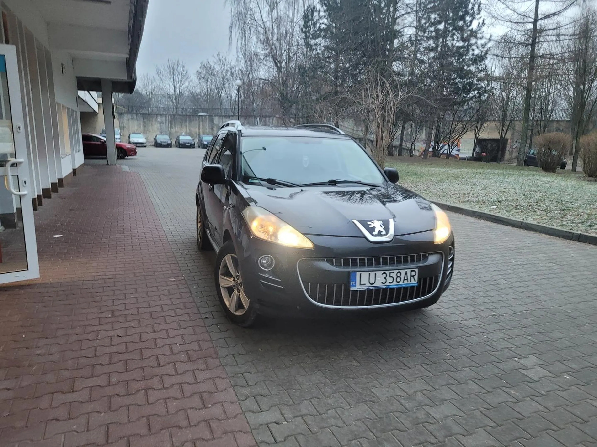 Pozostawił samochód bez opieki na włączonym silniku. Nieco dalej stała grupa osób stojąca do przychodni. Mogło to skończyć się tragedią.