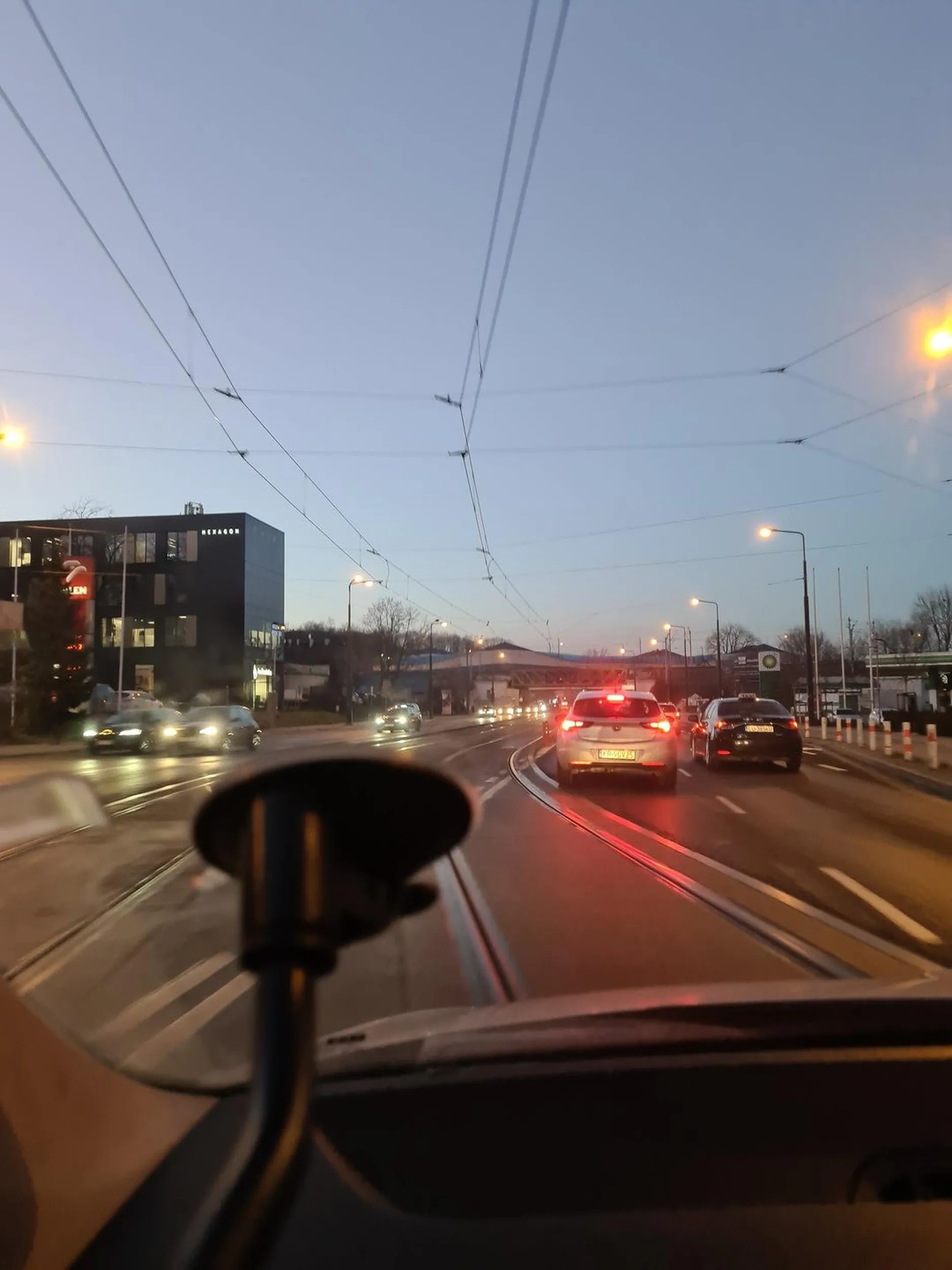 Kierowca wymusza pierwszeństwo i stwarza zagrożenie na drodze