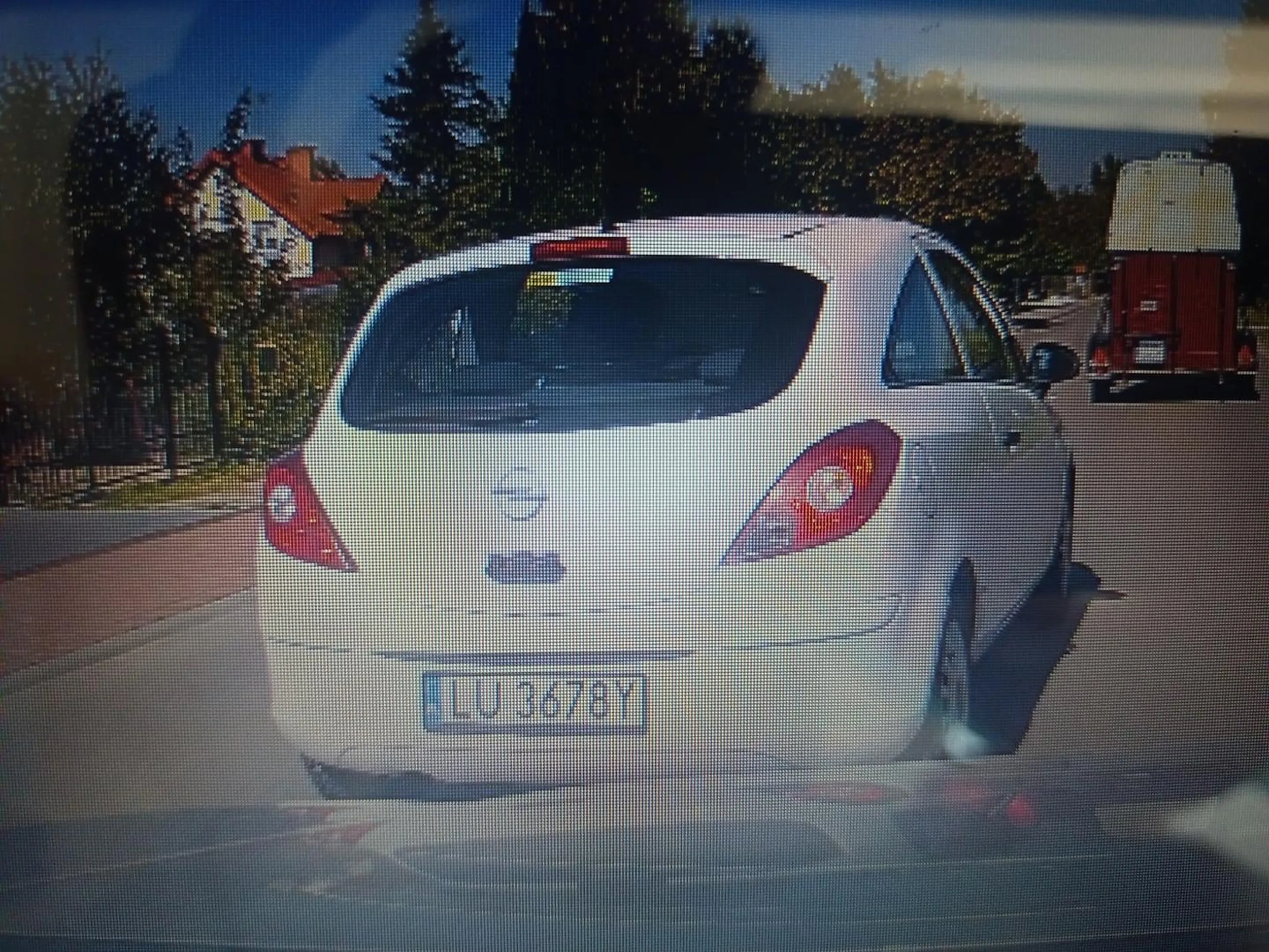 co za kretyn ! wyprzedził mnie w terenie zabudowanym zajeżdżając drogę tuż przed maską i zaczął hamować, wjechał centymetry przed maskę i hamuje. Mało brakowało tamburynie baskijski a miałbyś **** zbita ! Film z nagraniem ( widać moja prędkość 48-52 km/h ) trafia do oceny stróżów prawa. Nie będę tolerował takiego zachowania na drodze