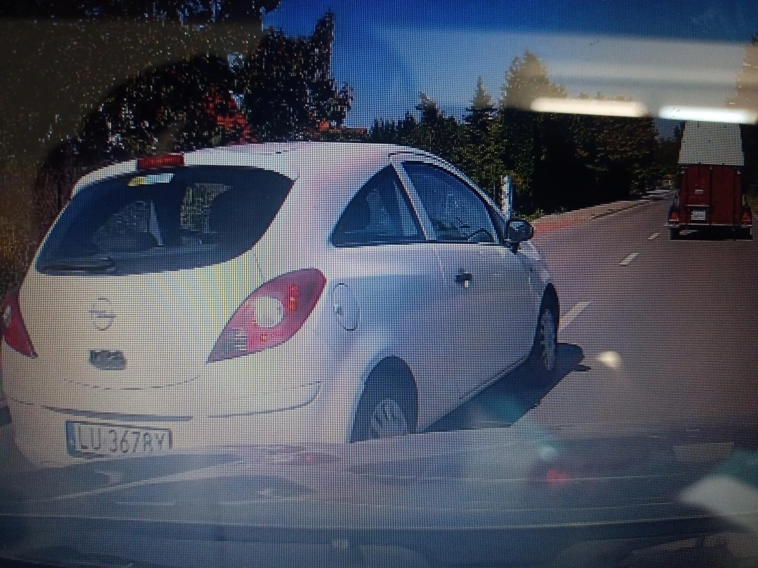 co za kretyn ! wyprzedził mnie w terenie zabudowanym zajeżdżając drogę tuż przed maską i zaczął hamować, wjechał centymetry przed maskę i hamuje. Mało brakowało tamburynie baskijski a miałbyś **** zbita ! Film z nagraniem ( widać moja prędkość 48-52 km/h ) trafia do oceny stróżów prawa. Nie będę tolerował takiego zachowania na drodze