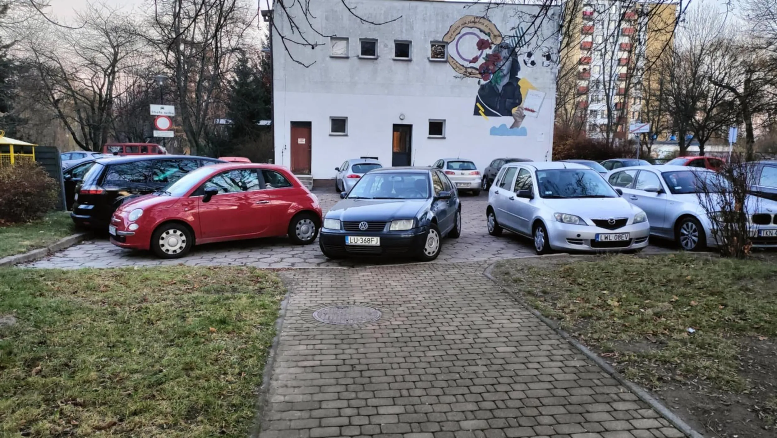 Królewicz skutecznie blokuje przejście oraz prawidłowo zaparkowany samochód