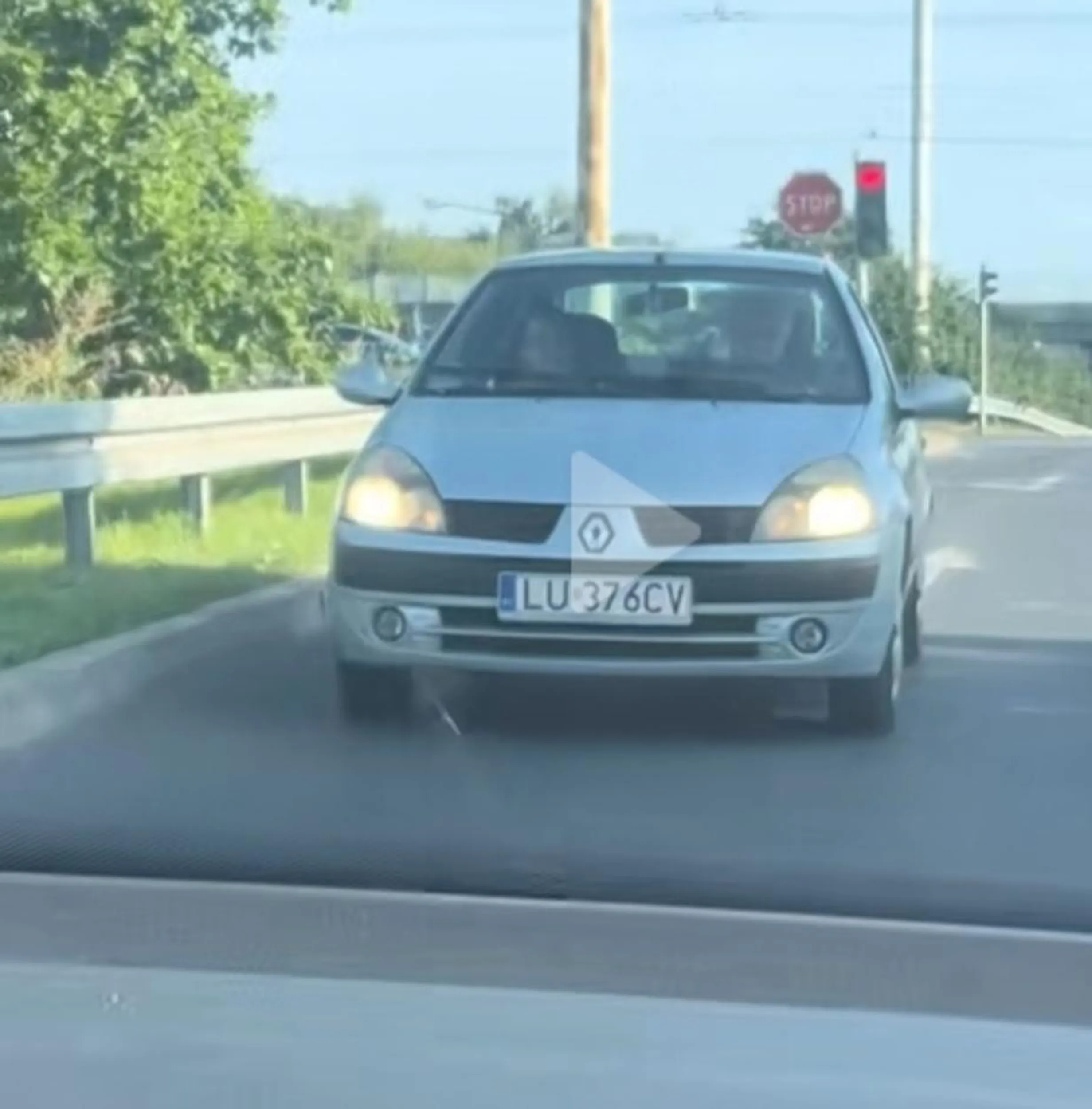 Stare ścierwo z Renault wjeżdża w drogę jednokierunkową pod prąd i oczywiście ma problem że ktoś jechał normalnie. Oczywiście też nie zawrócił tylko minął auto nagrywającej i pojechał dalej pod prąd