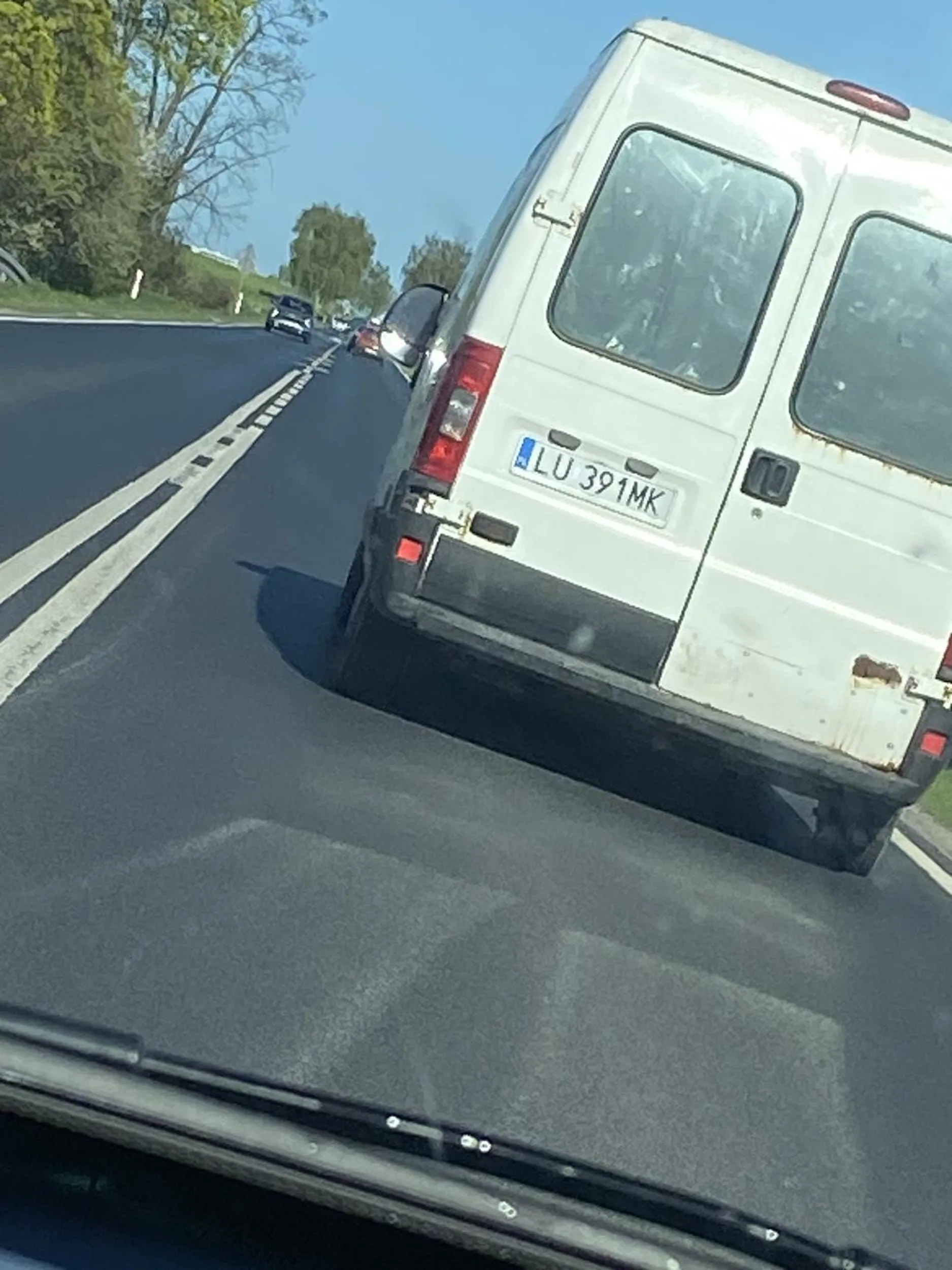 Wyrzuca palące się pety przez okno