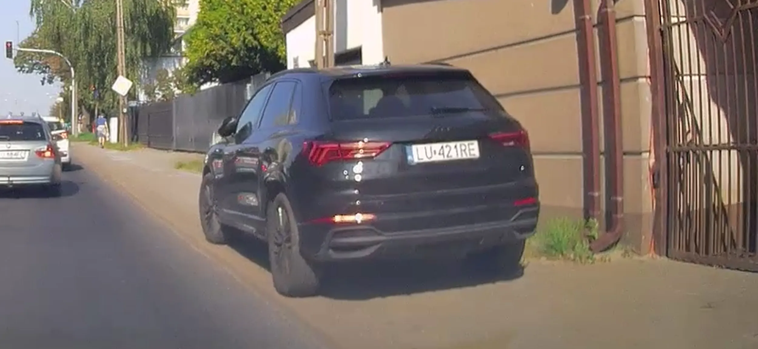 Zastawił cały chodnik przy ruchliwej ulicy