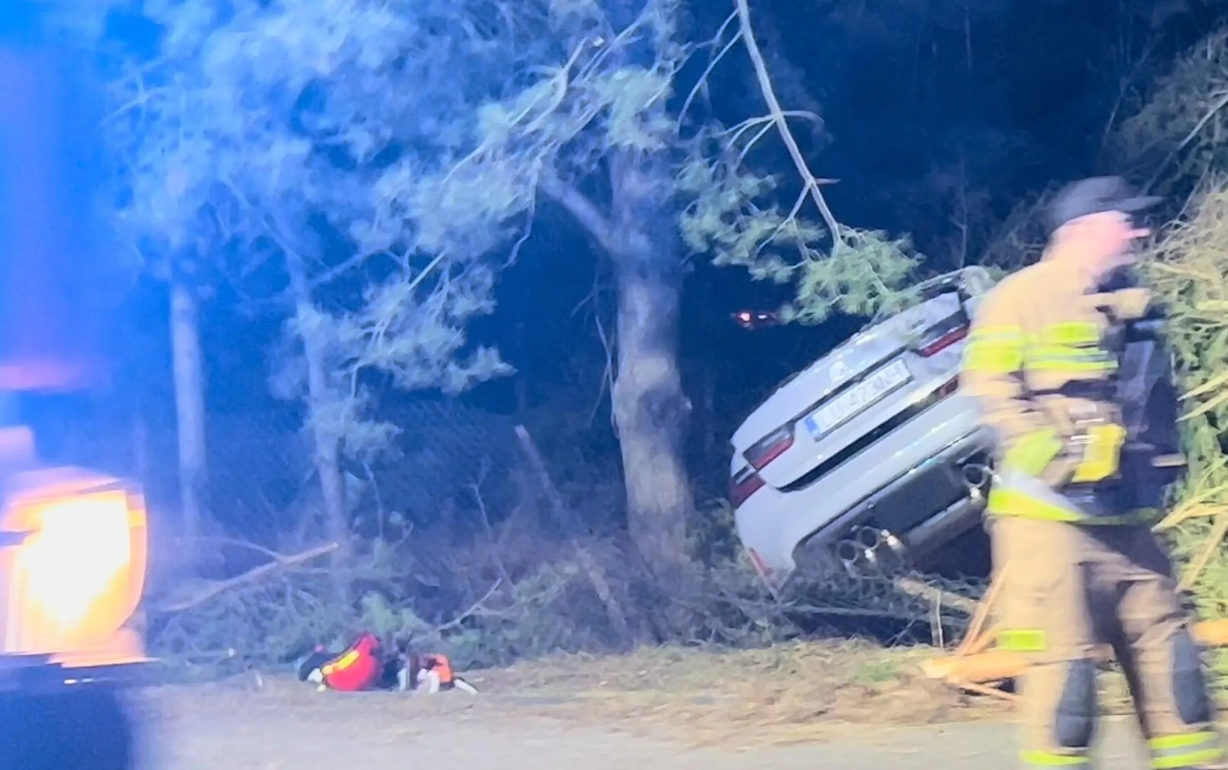 Zaparkowane BMW M3 Competition w choinkach - obwodnica Zamościa.