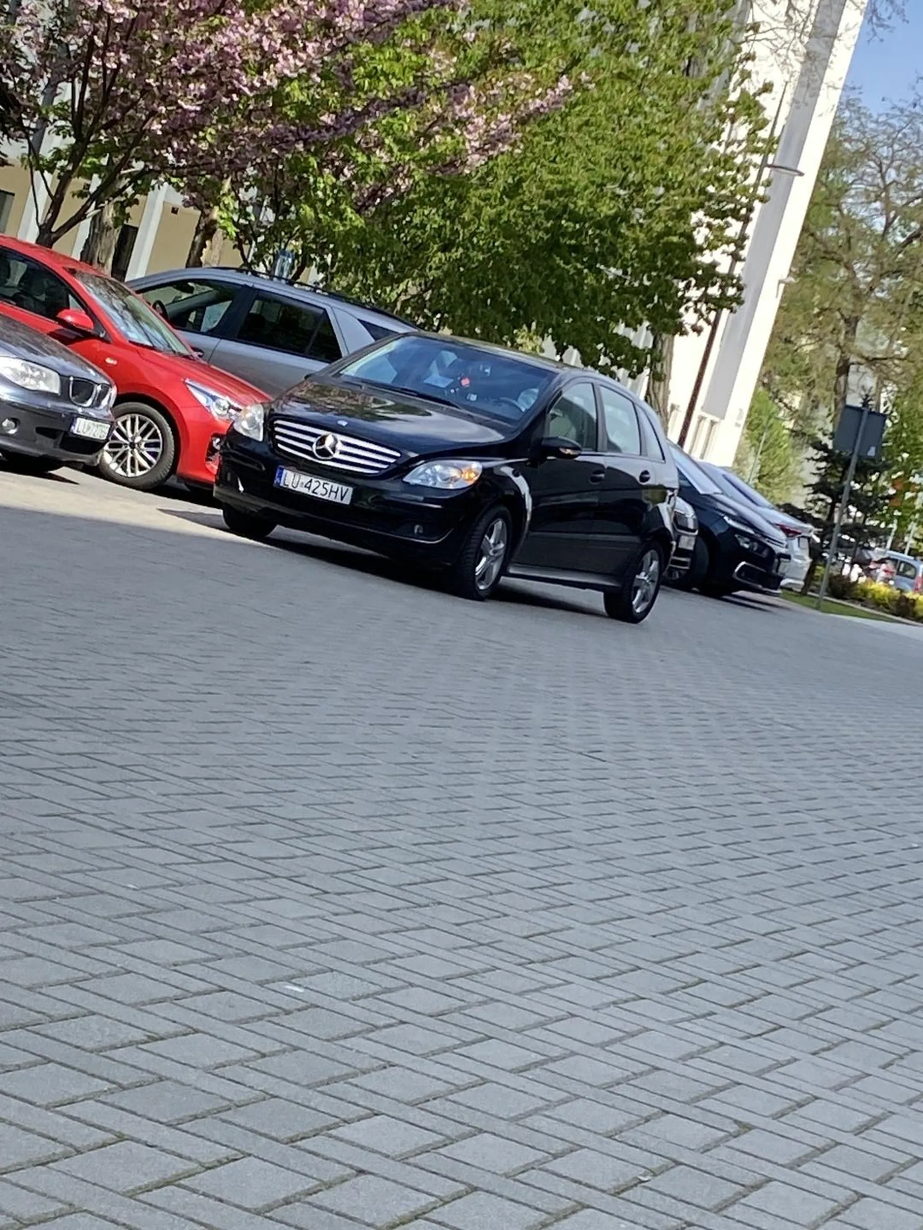 Starsza pani zostawiła włączony samochód na środku jezdni i poszła sobie blokując innym przejazd