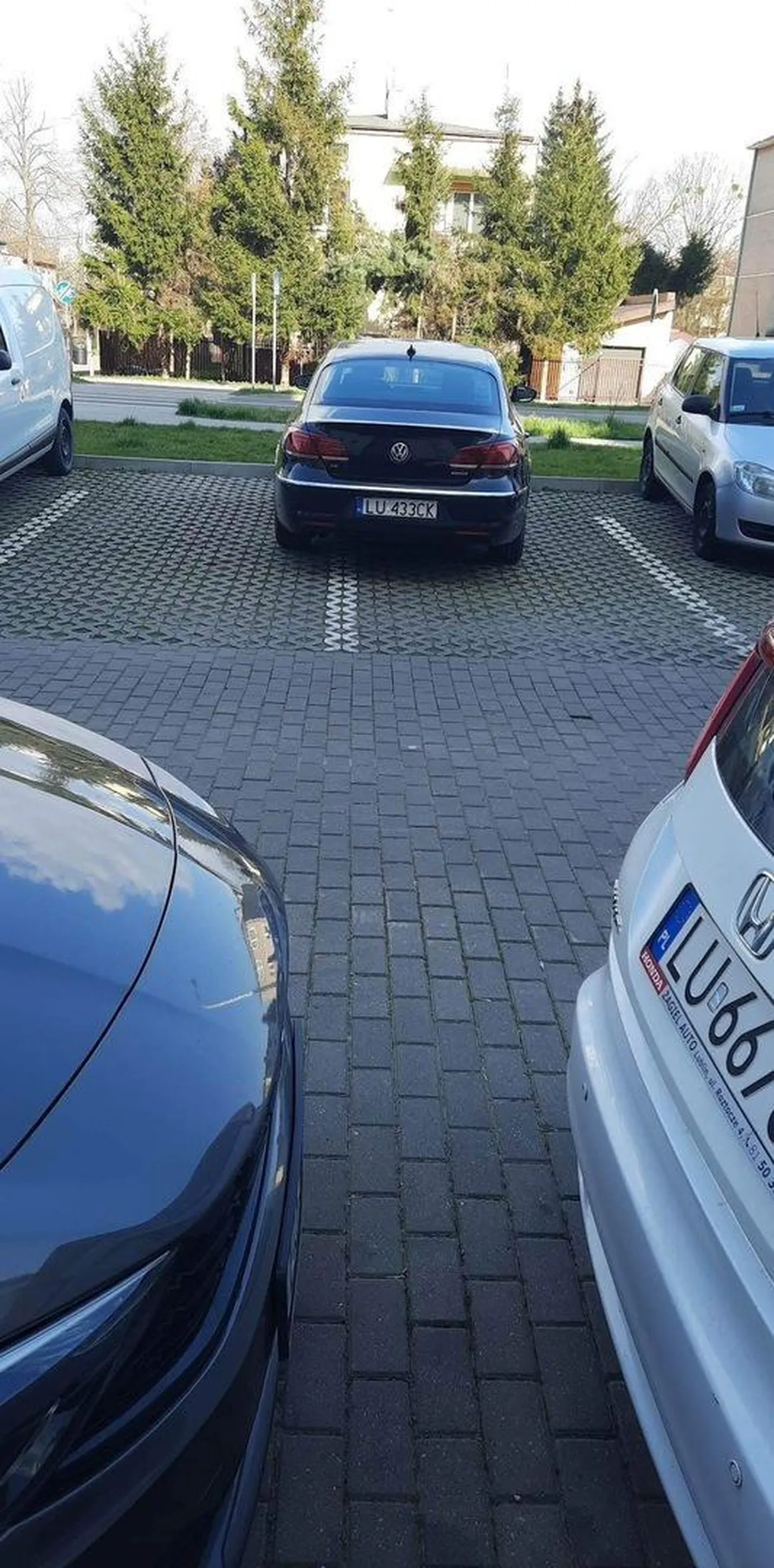 Myślę, że komentarz jest zbędny…stał tam parę dni, a mieszkańcy krążyli w poszukiwaniu miejsca