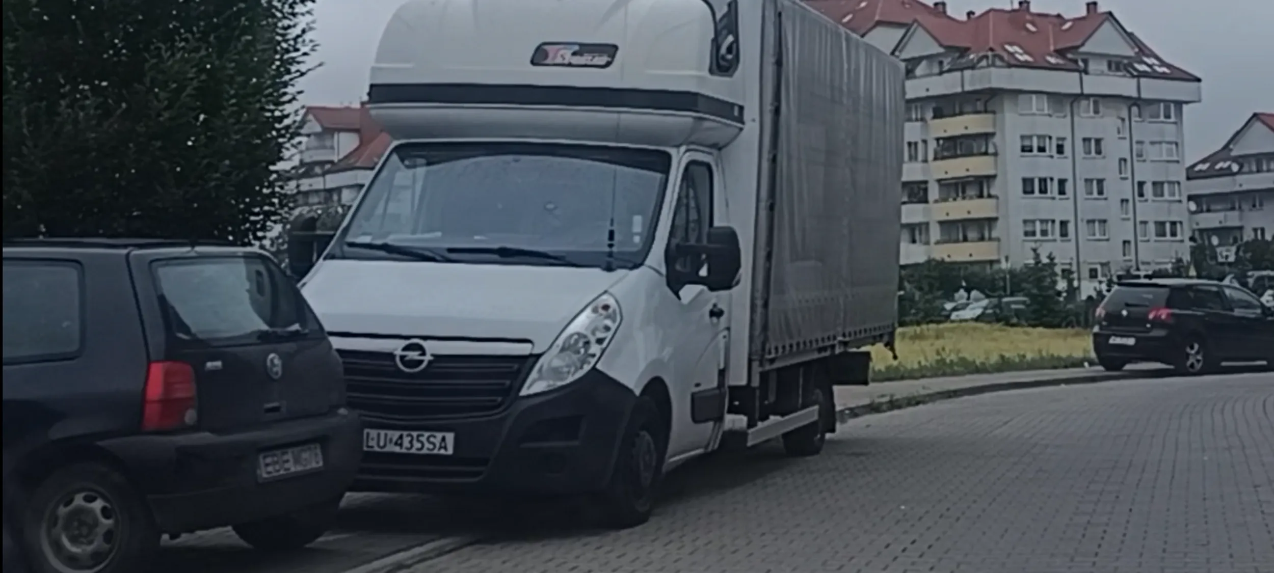 Prostak zaparkował sobie na chodniku i blokuje przejście pieszym a do tego stoi na ulicy w Warszawie gdzie jest zakaz zatrzymywania się i postoju B-36