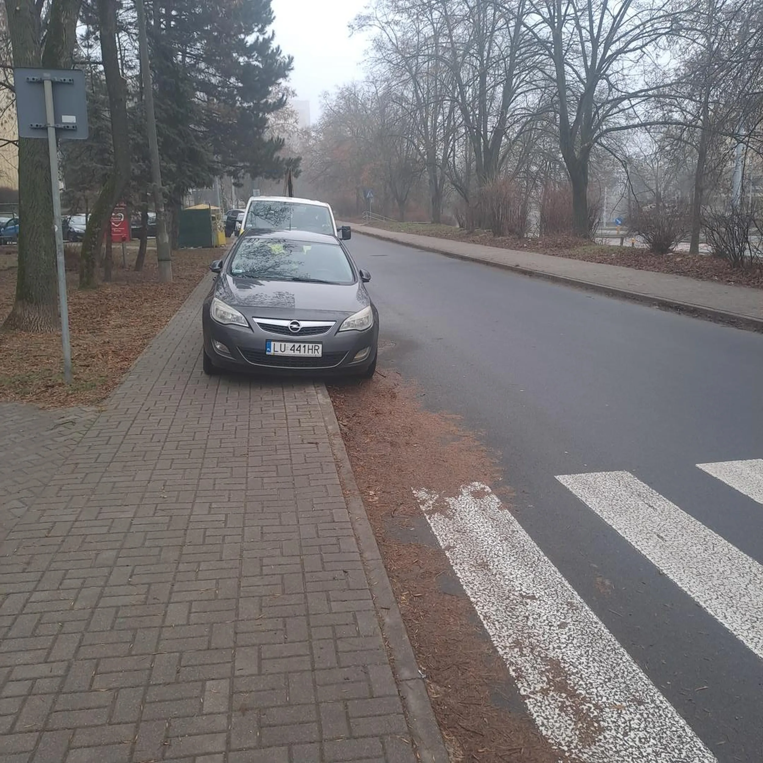 Kierowca staje zbyt blisko przejścia przez co nie widać czy jedzie jakiś samochód strach wchodzić na przejście.