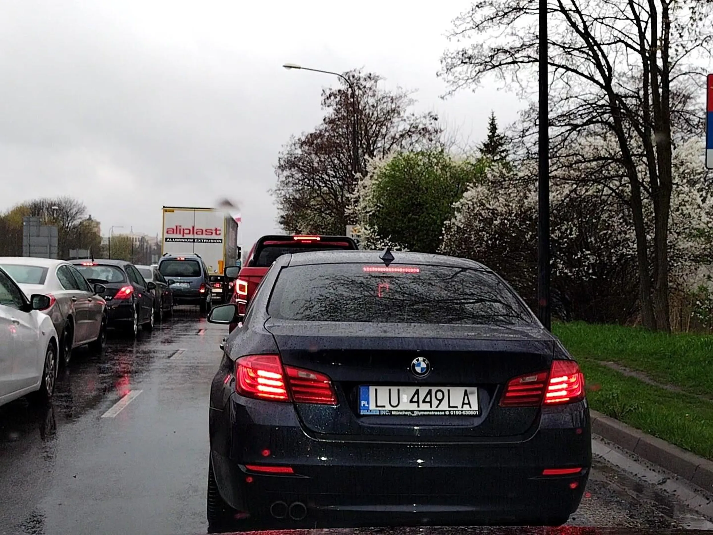 Co to dla niego podwoją ciągłą czy powierzchnia wyłączona z ruchu.... Jedzie jakby nic. Taki cham drogowy!!!!