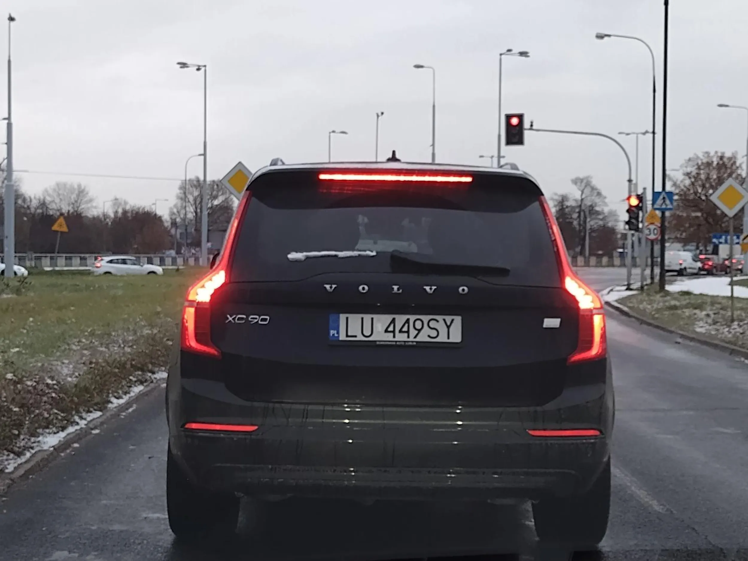 Ten to tylko się wpycha aby być pierwszy, a potem biedak stoi na światłach 10 sekund dłużej.