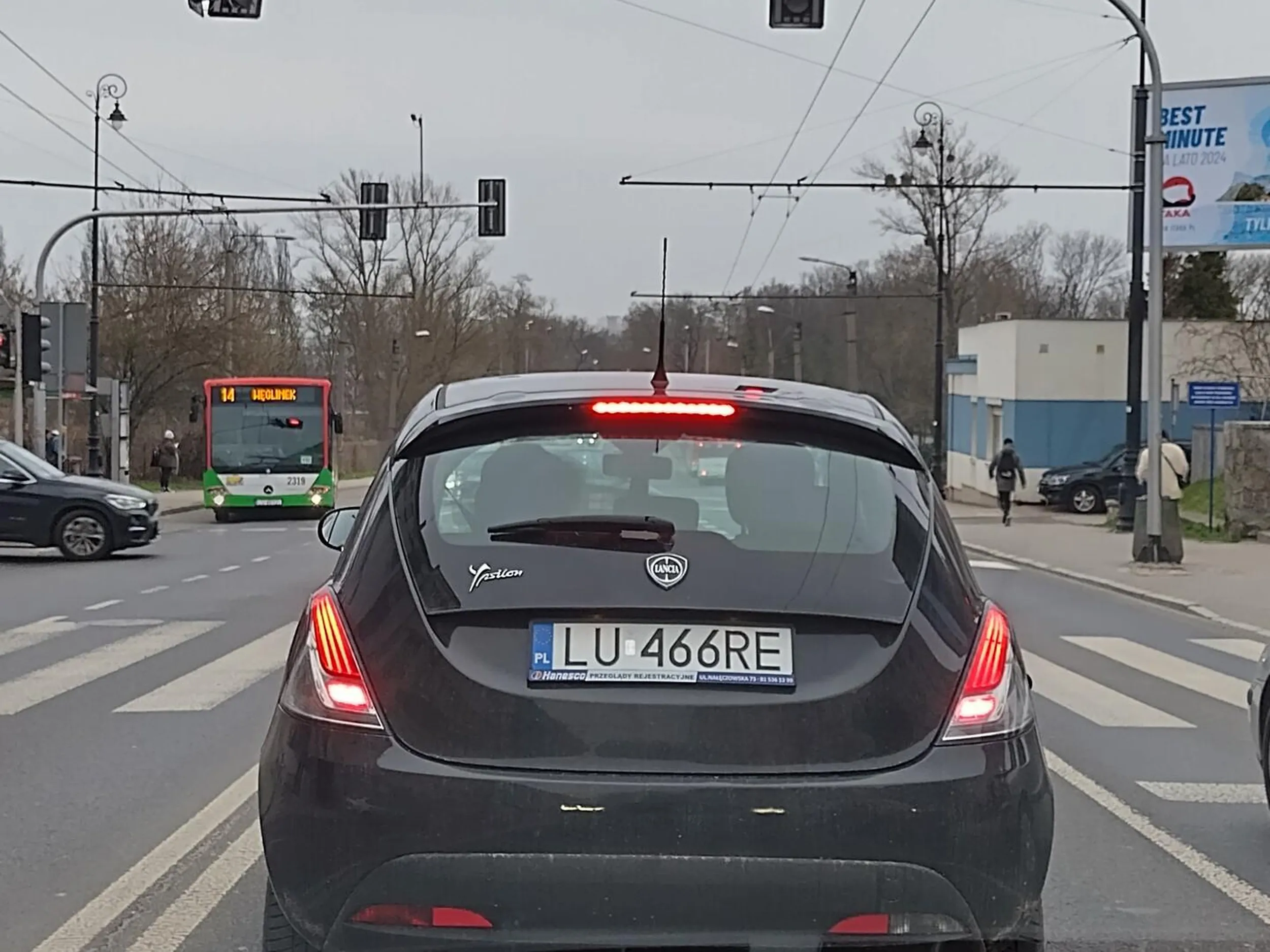 No ziomal tylko ma prawko na lewy pas. A potem się na chama wpycha jak skręca w prawo. A na końcu pojechał rondo na czerwonym. Zwykły cham