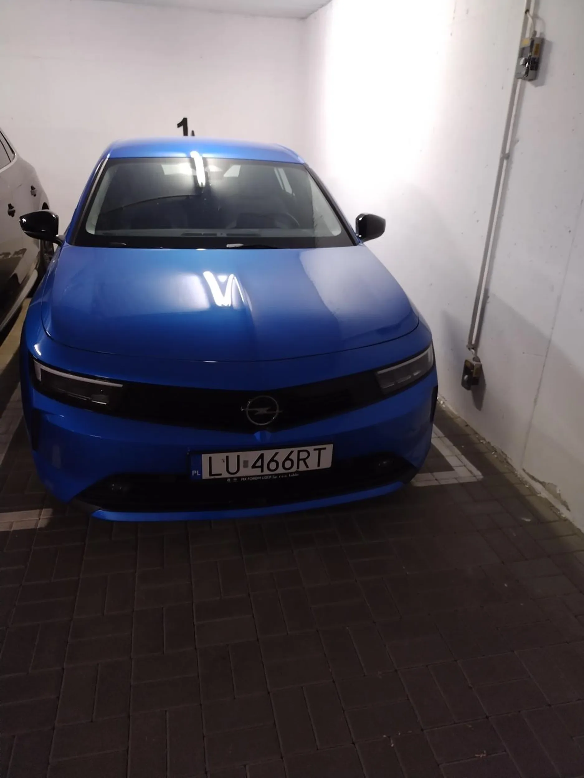 Baba nie ogarnia zasad parkowania na parkingu!!! Nie rozumie co oznaczają linie!!!