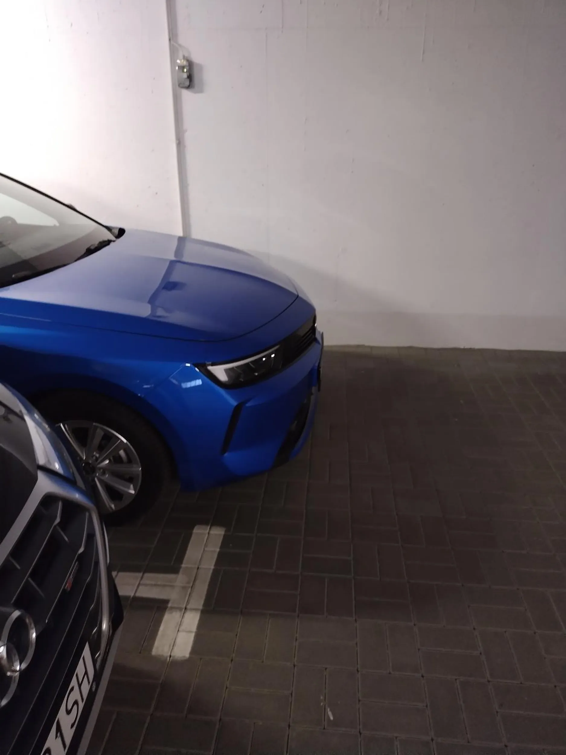 Baba nie ogarnia zasad parkowania na parkingu!!! Nie rozumie co oznaczają linie!!!