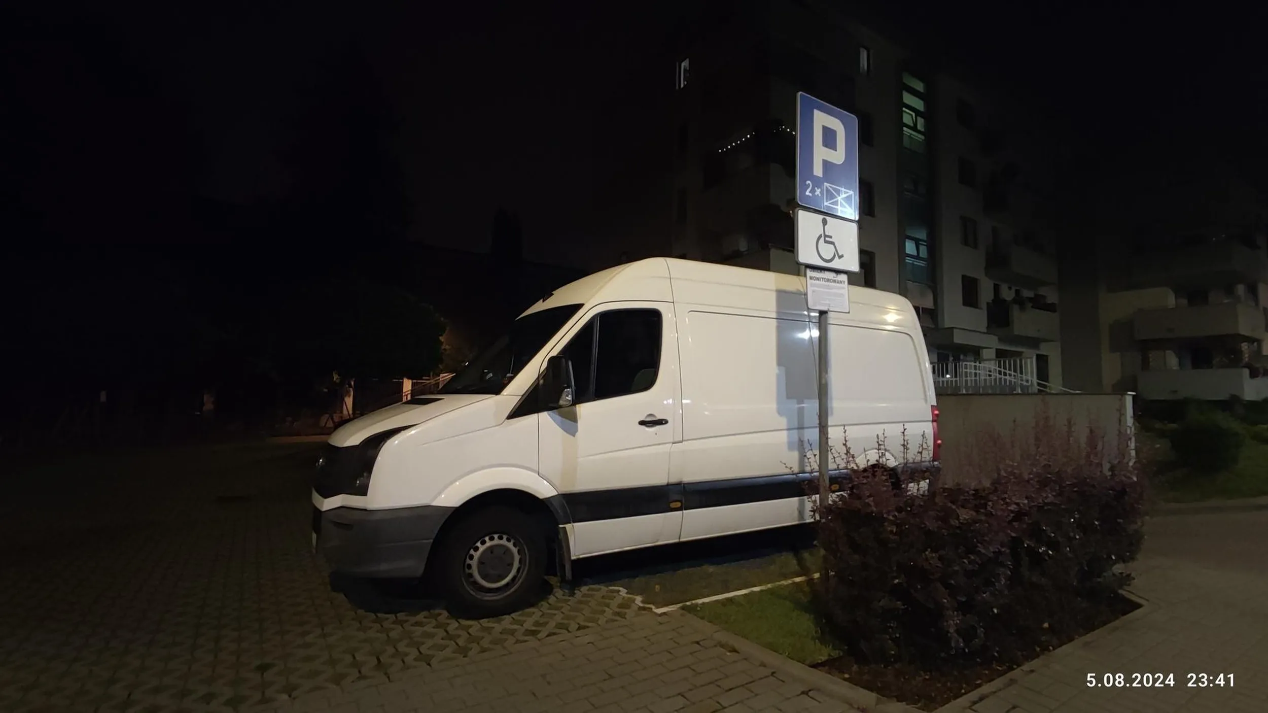 Parkuje na miejscu przeznaczonym dla osób niepełnosprawnych.