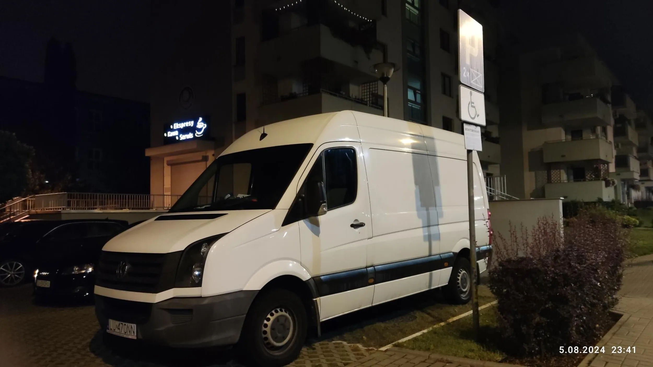 Parkuje na miejscu przeznaczonym dla osób niepełnosprawnych.